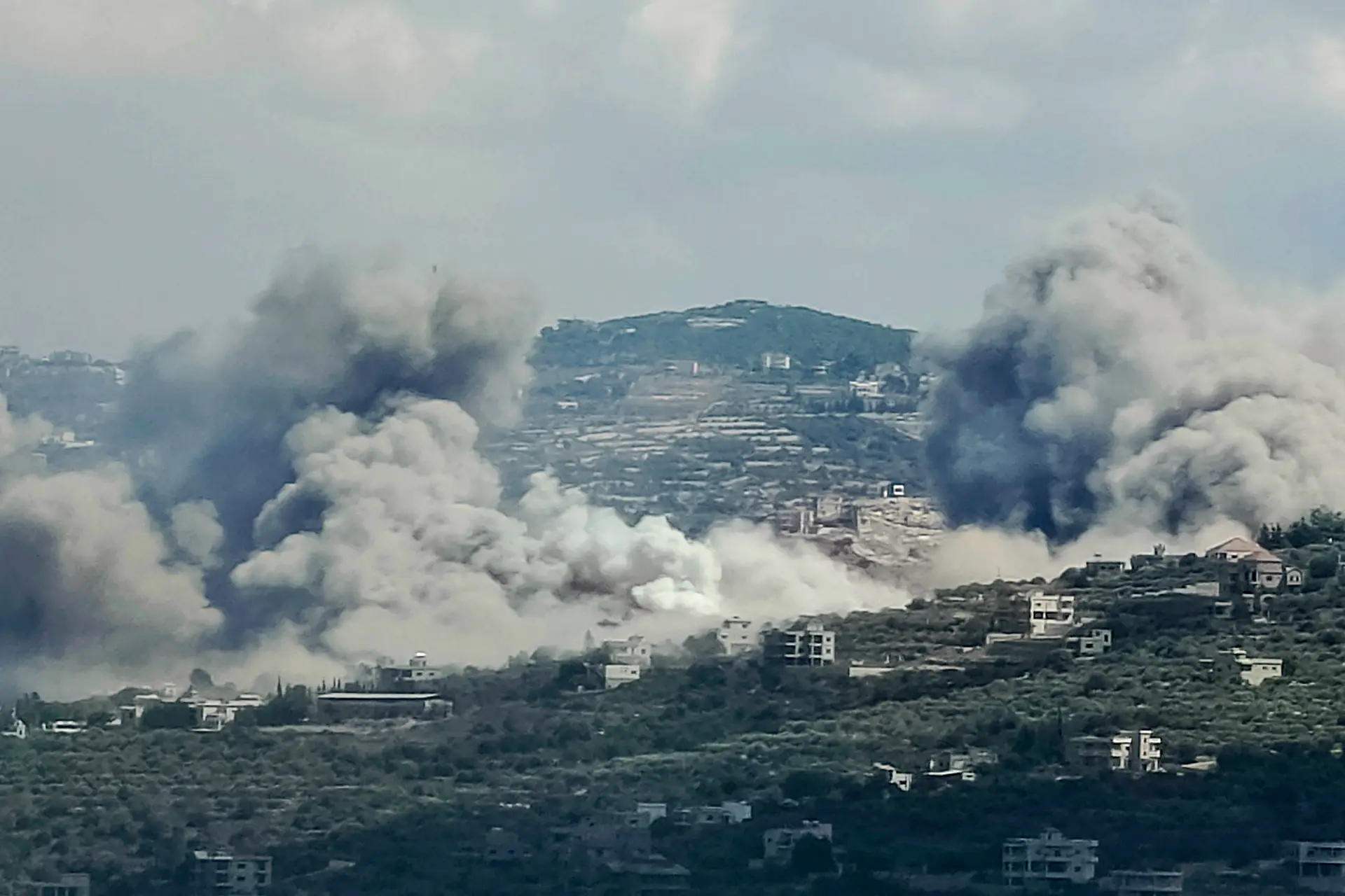Israel mantém ataques aéreos contra o Líbano