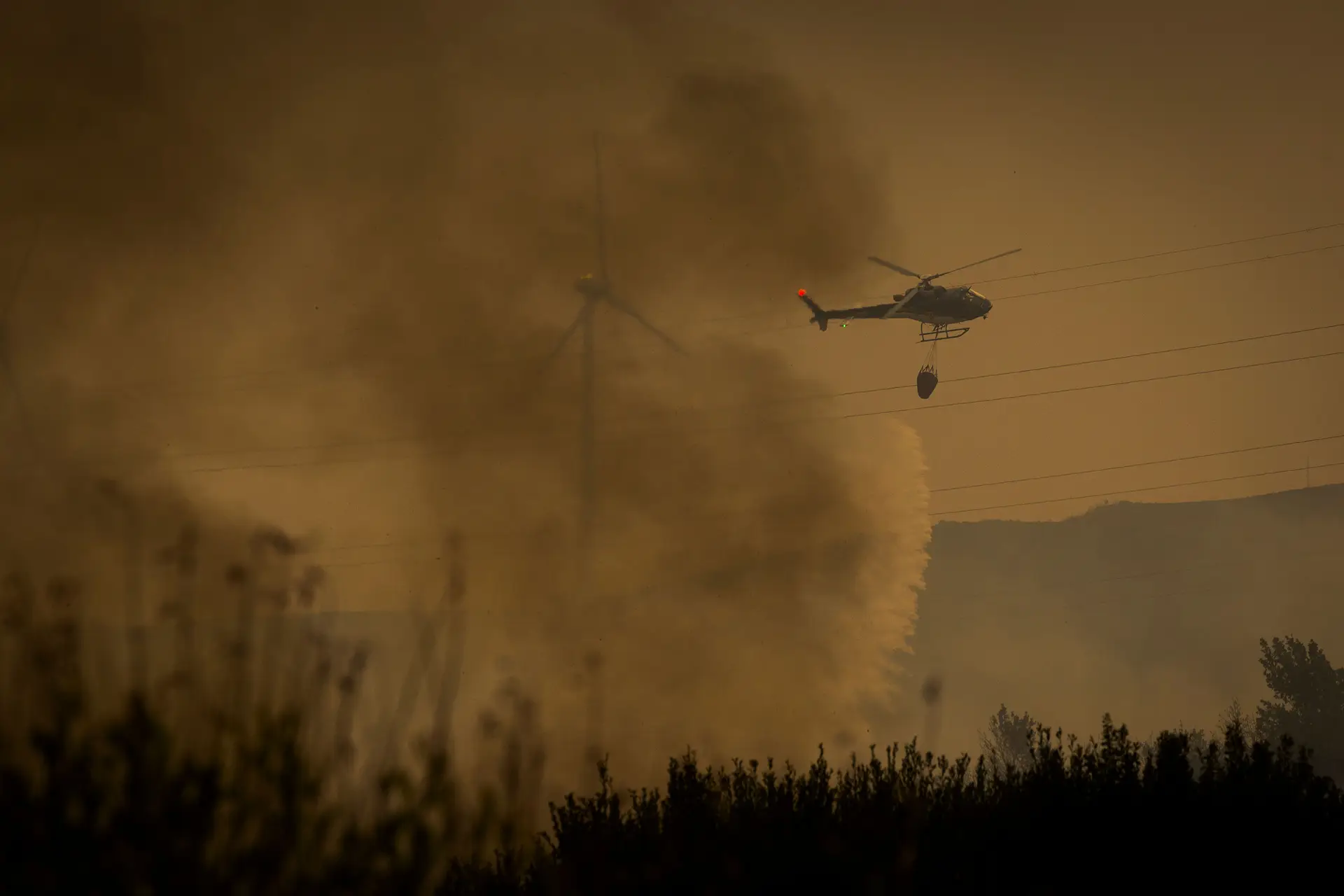 Dispositivo de combate a incêndios foi reforçado mas faltam helicópteros