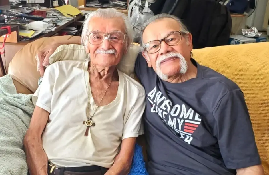 Os irmãos Roger e Luis durante o reencontro.