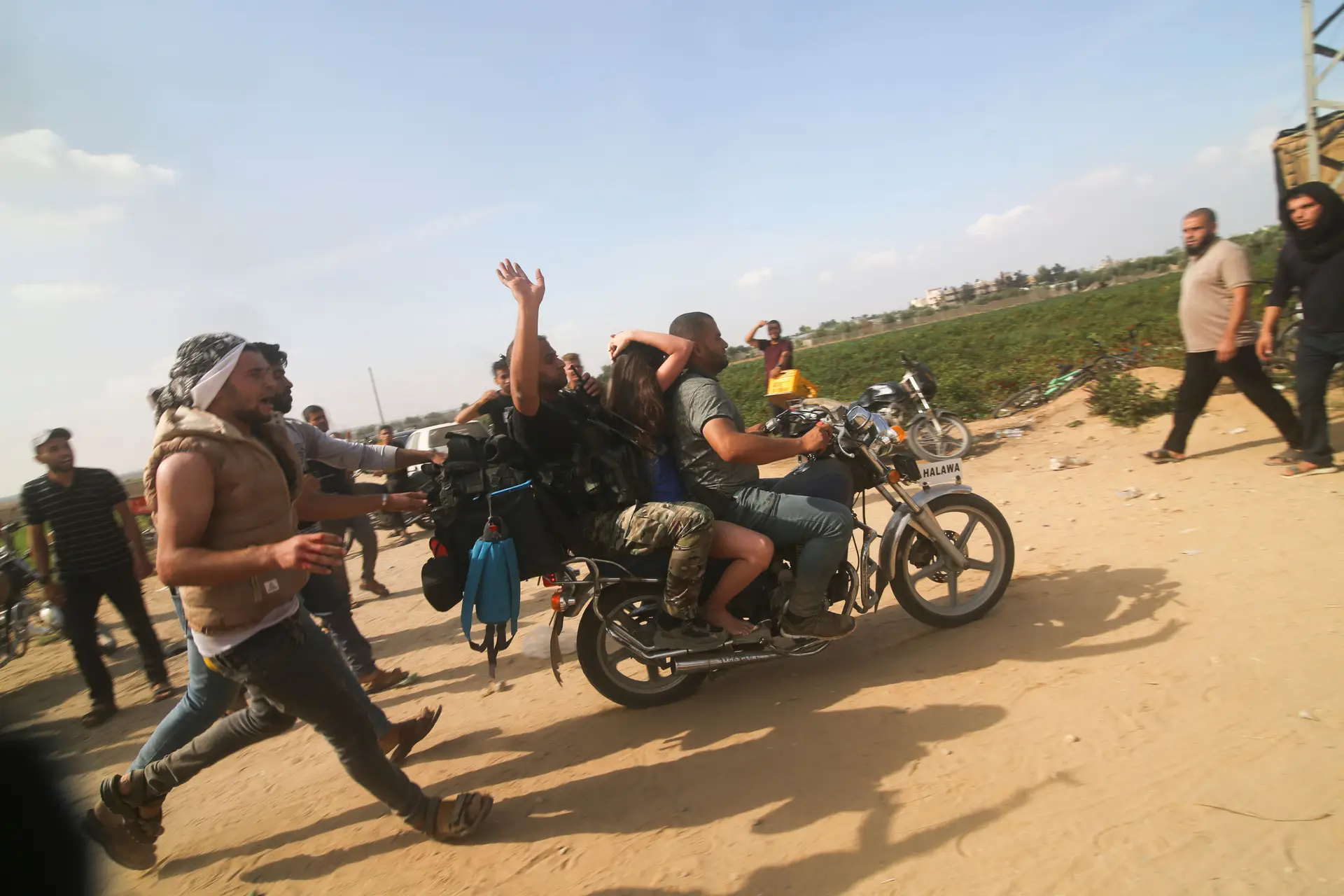 Militantes do Hamas raptam uma mulher israelita de um kibutz para a Faixa de Gaza, 7 de outubro de 2023.