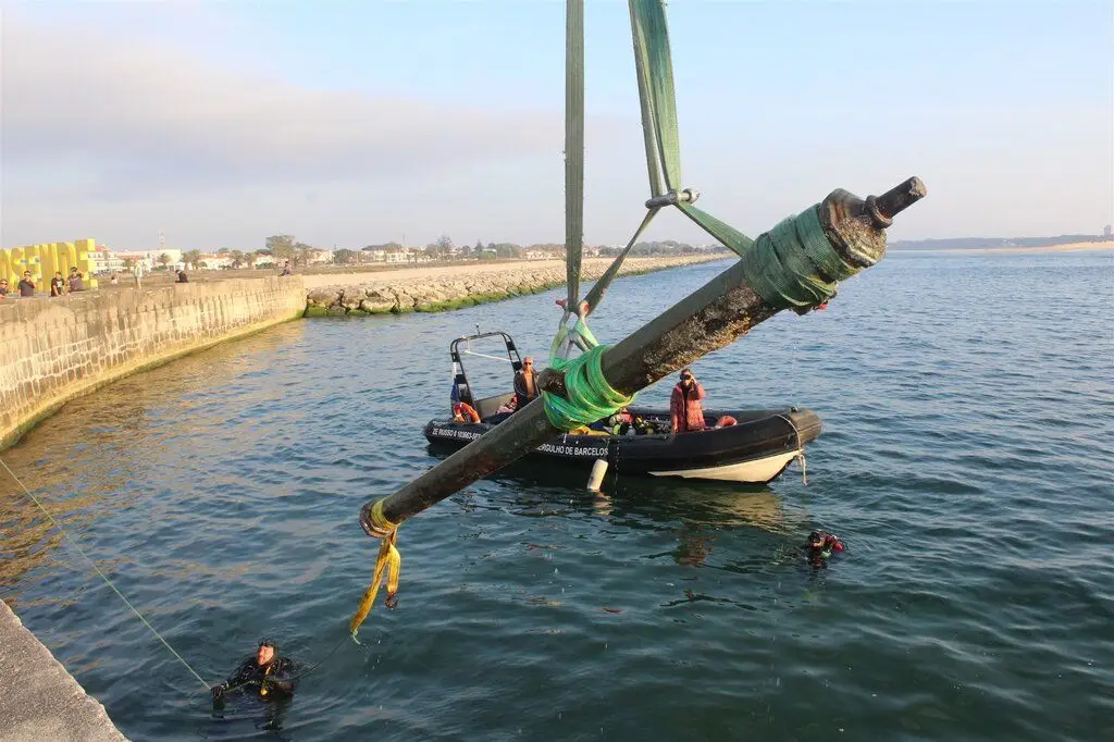 Dois canhões de bronze do século XVI resgatados do fundo do mar em Esposende