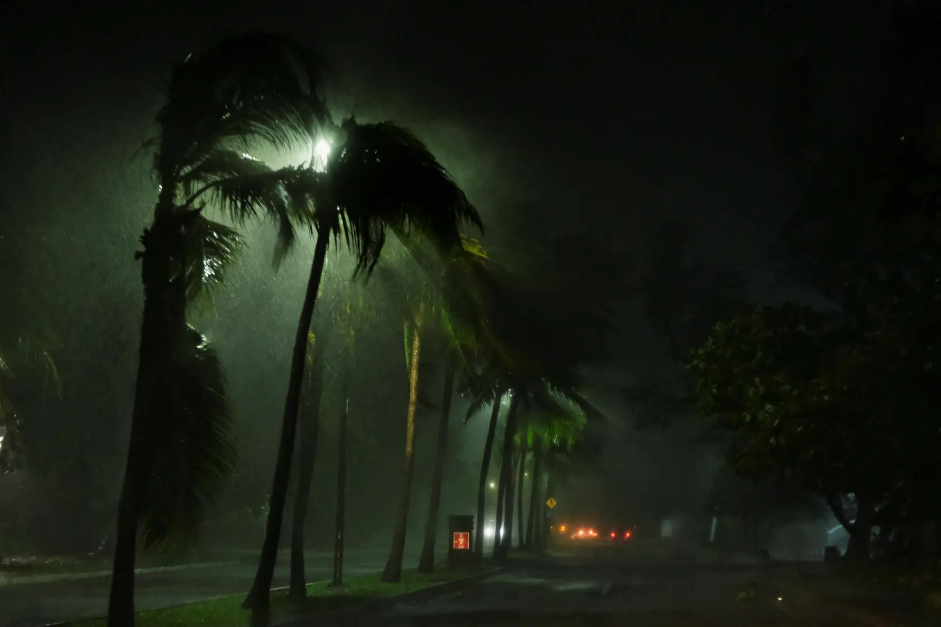 Tempestade Helena ganha força e transforma-se em furacão, Florida está em alerta