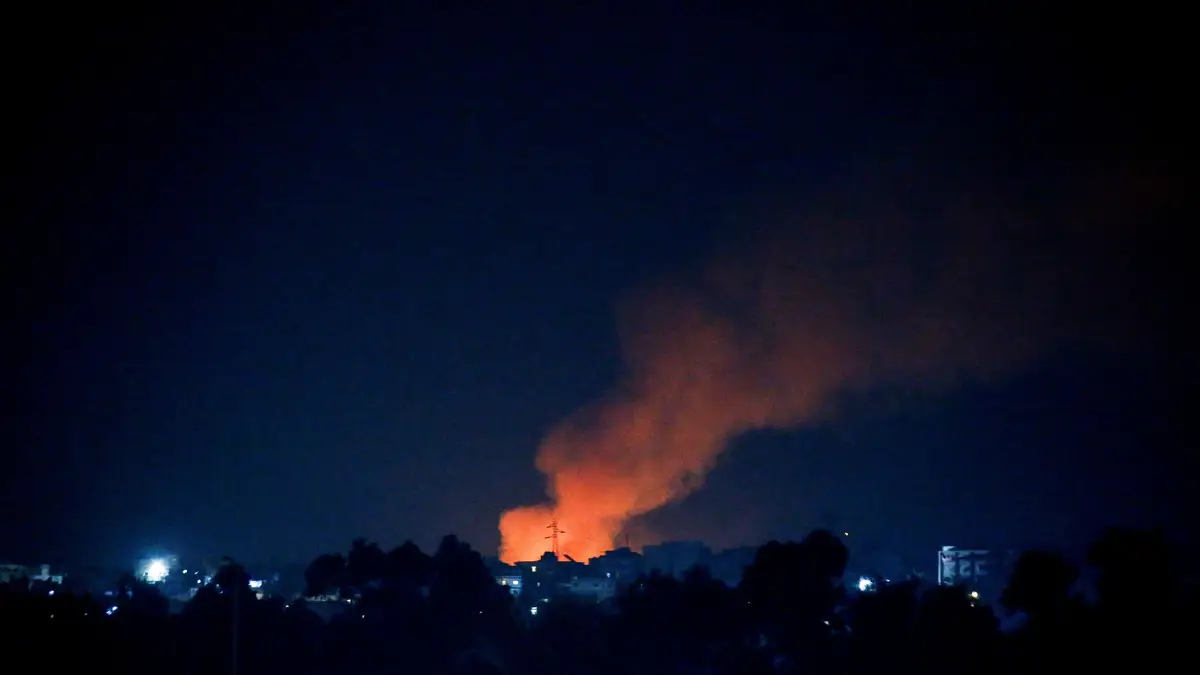 Ataque israelita visto da cidade de Tiro, no Líbano a 28 de setembro de 2024.