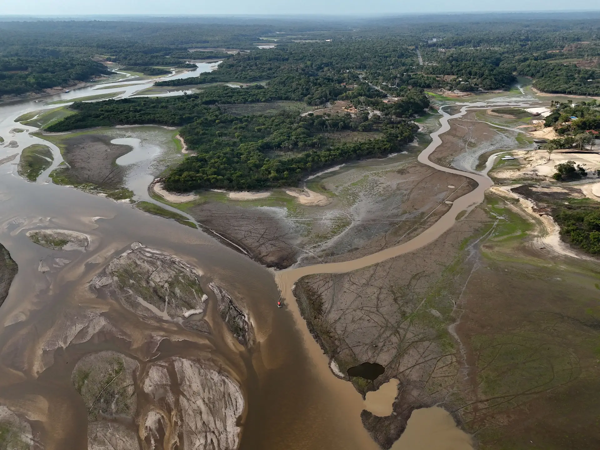 Nível do rio Amazonas desceu 90% em três meses devido à seca
