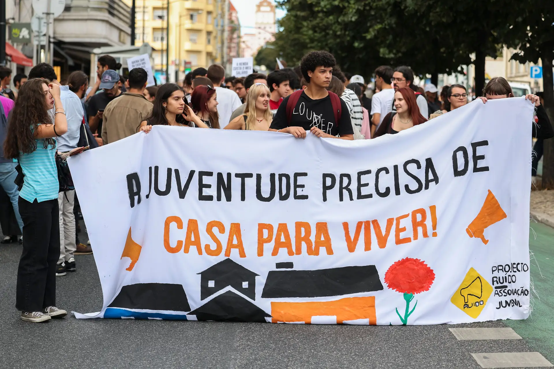 Momento de tensão com vereadora marca início de manifestação pela habitação em Lisboa
  #ÚltimasNotícias #lisboa