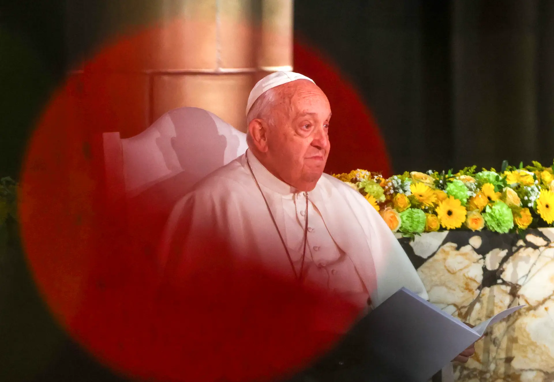 Papa reza o Angelus na capela da sua residência por estar constipado