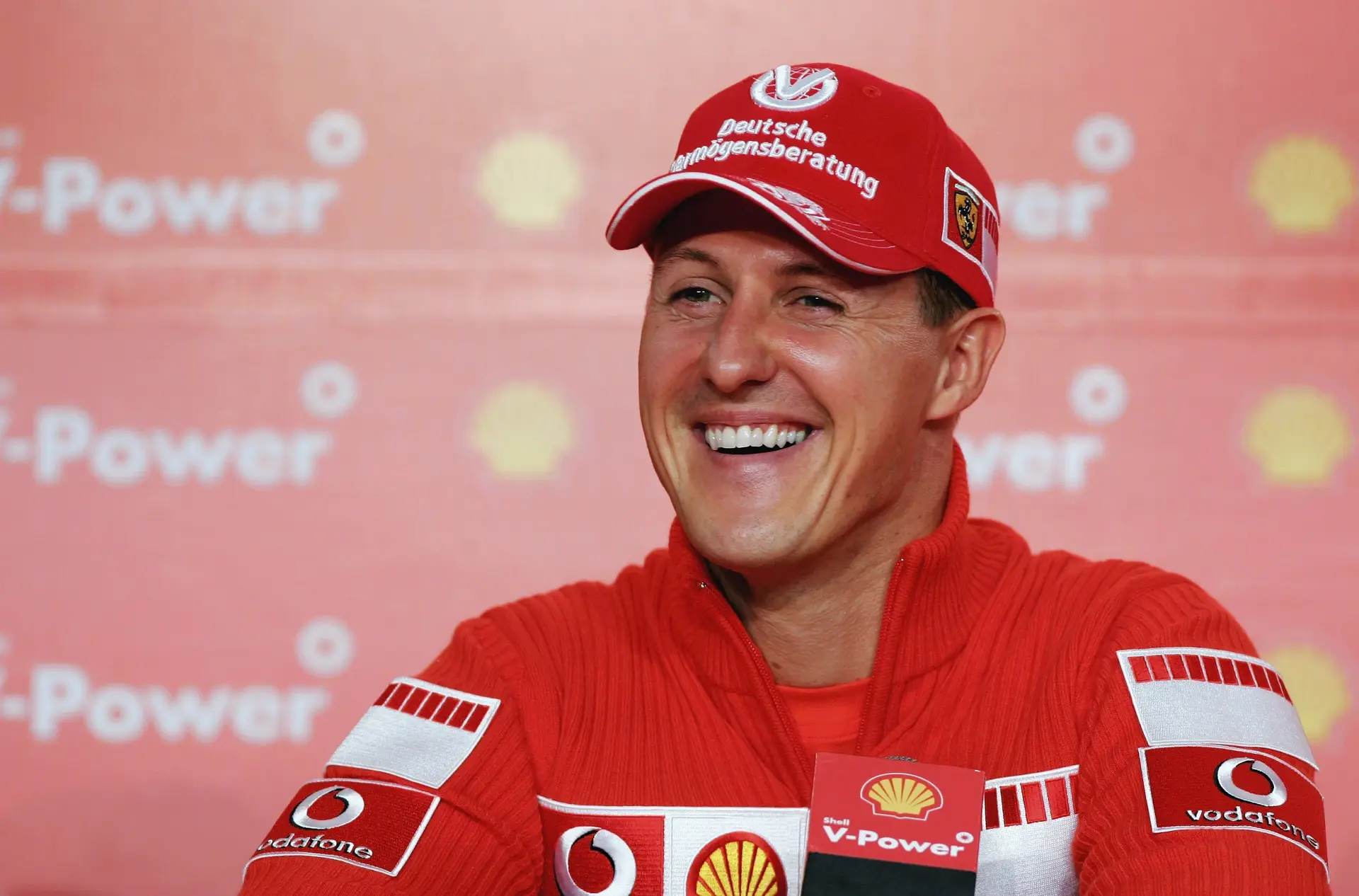 11 anos após o acidente, Michael Schumacher aparece em público pela primeira vez no casamento da filha