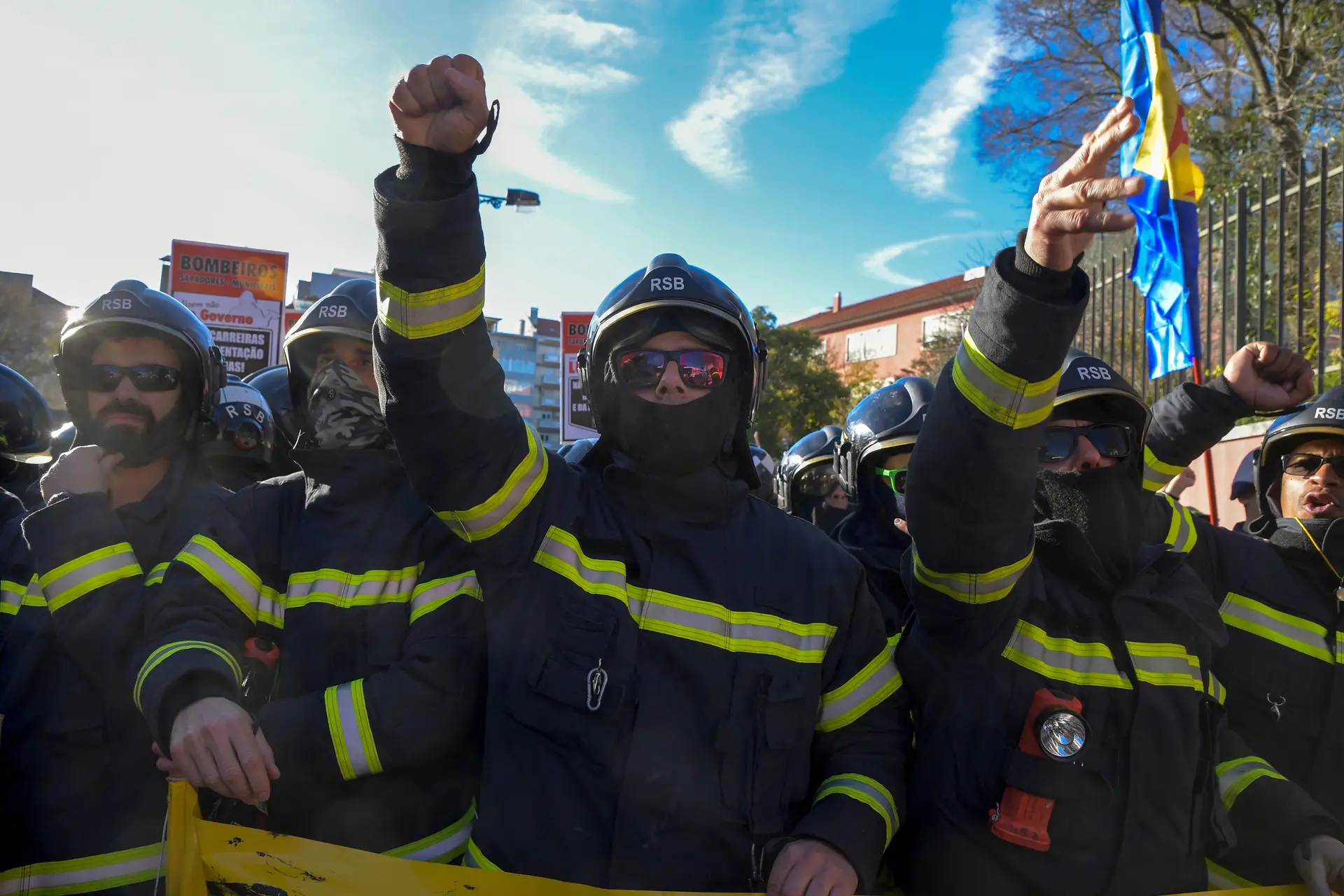 Sapadores bombeiros em protesto junto à Assembleia da República para pedir aumentos salariais