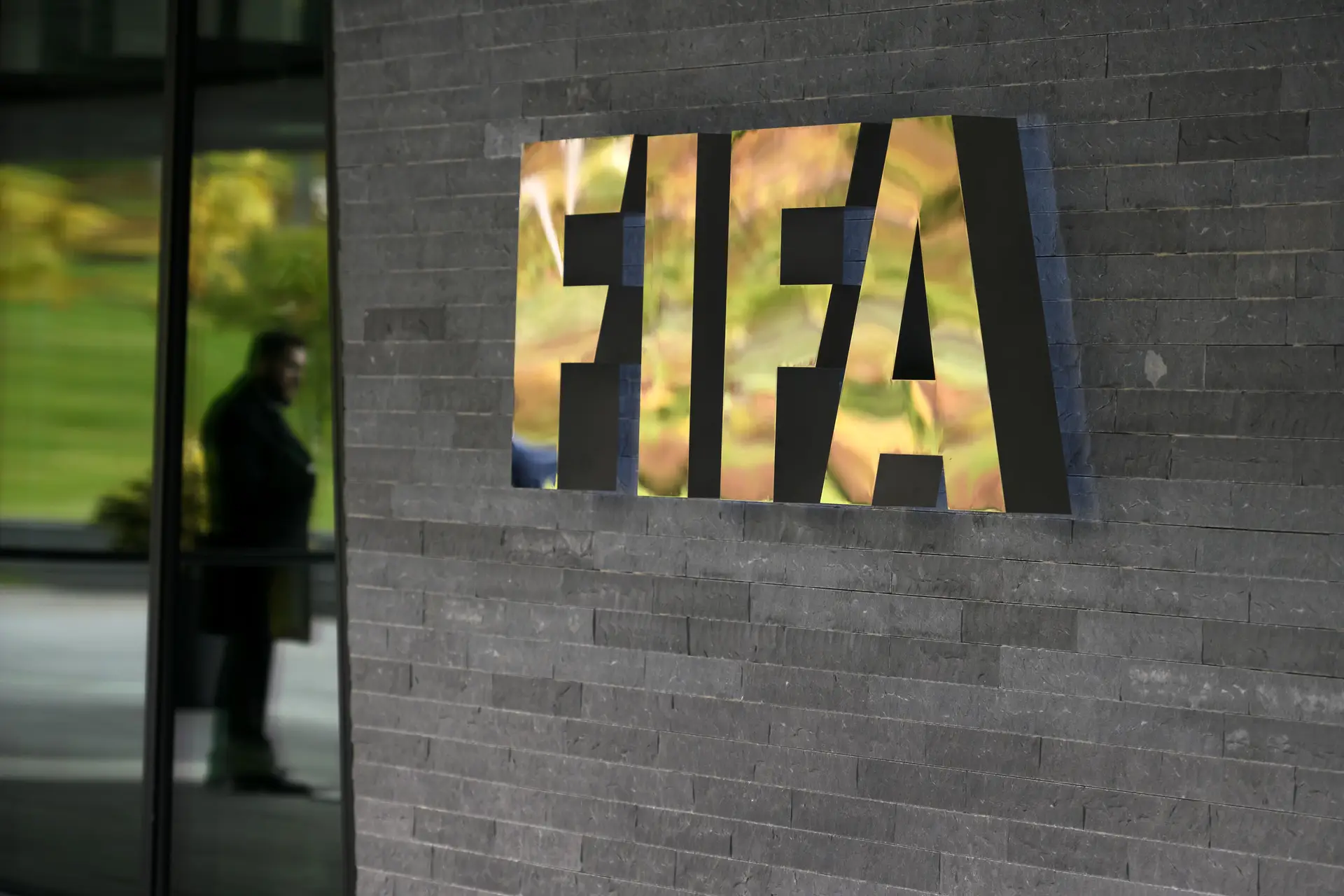 Decisão judicial leva FIFA a mudar regras de transferências no futebol 
