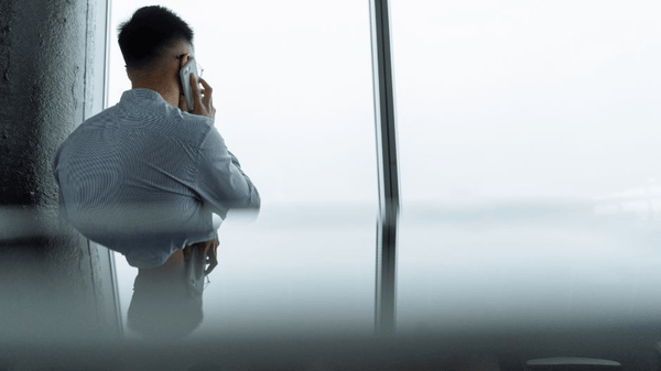 Sabe o que é o vishing? Burlas que incluem chamadas falsas são cada vez mais frequentes