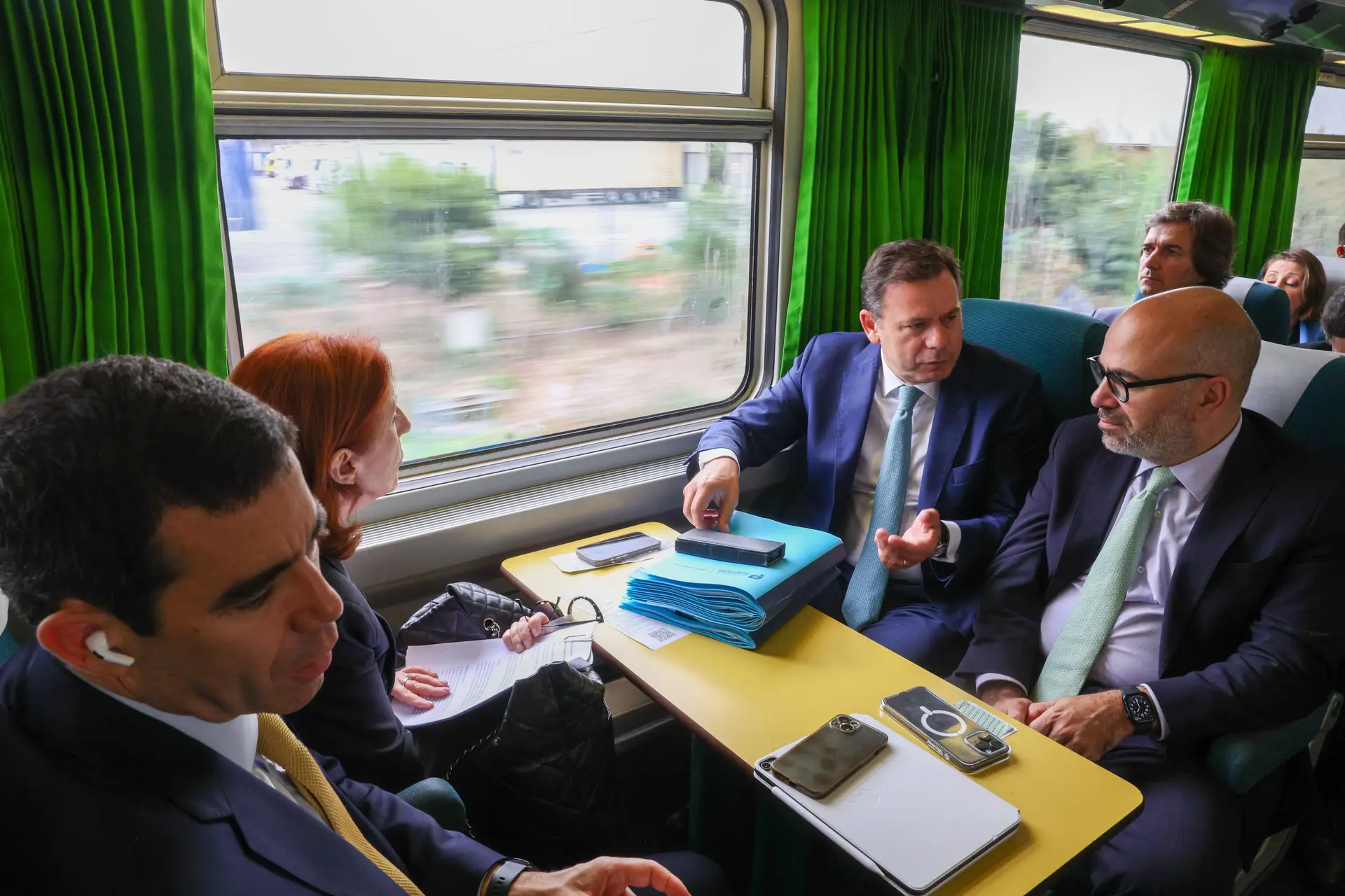 Primeiro-ministro e ministros viajam de comboio e autocarros elétricos para o Conselho de Ministros no Entroncamento