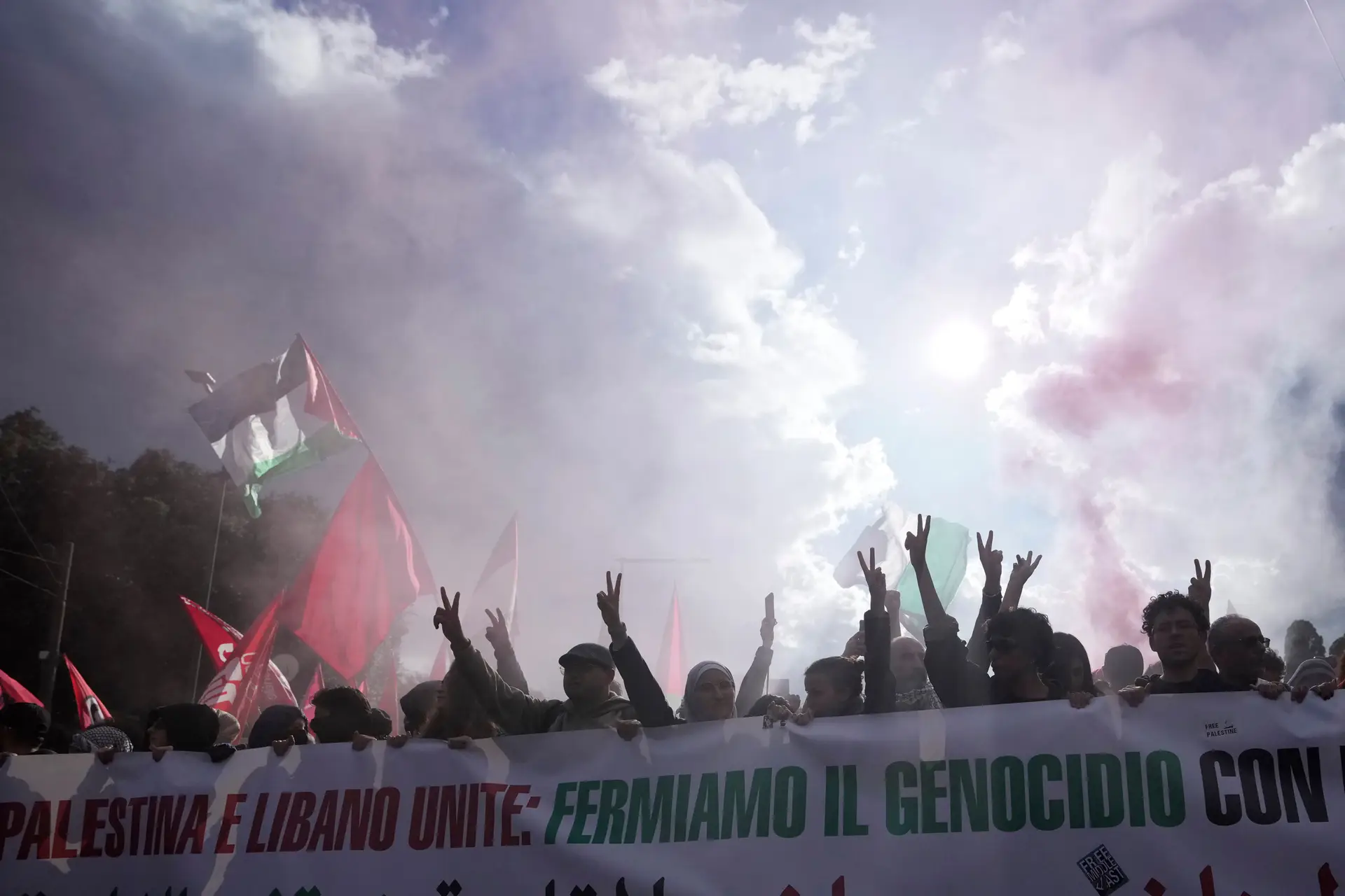 Manifestação pró-Palestina em Roma marcada por confrontos violentos entre participantes e polícia