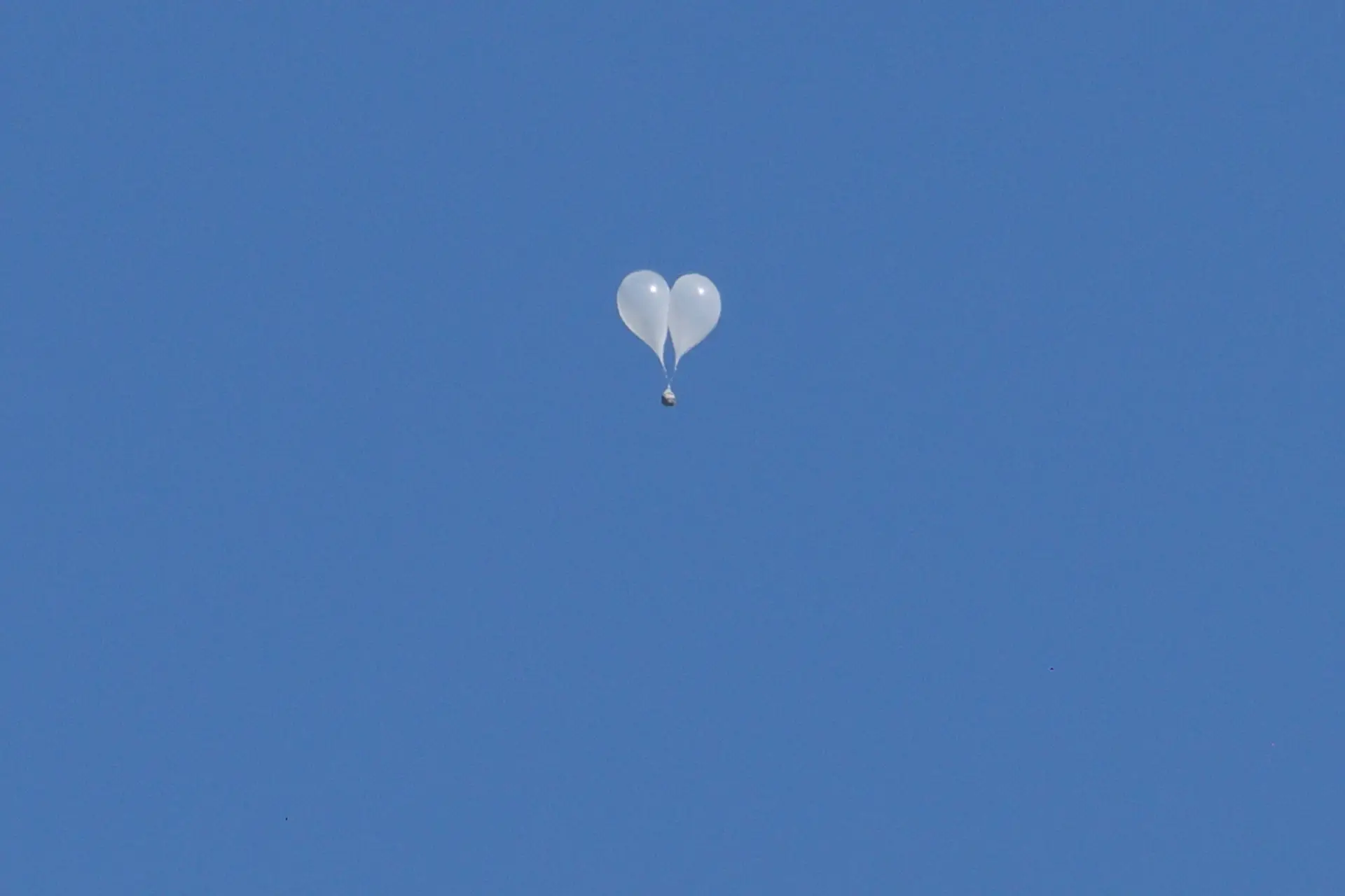 Coreia do Norte volta a lançar balões com lixo para o Sul