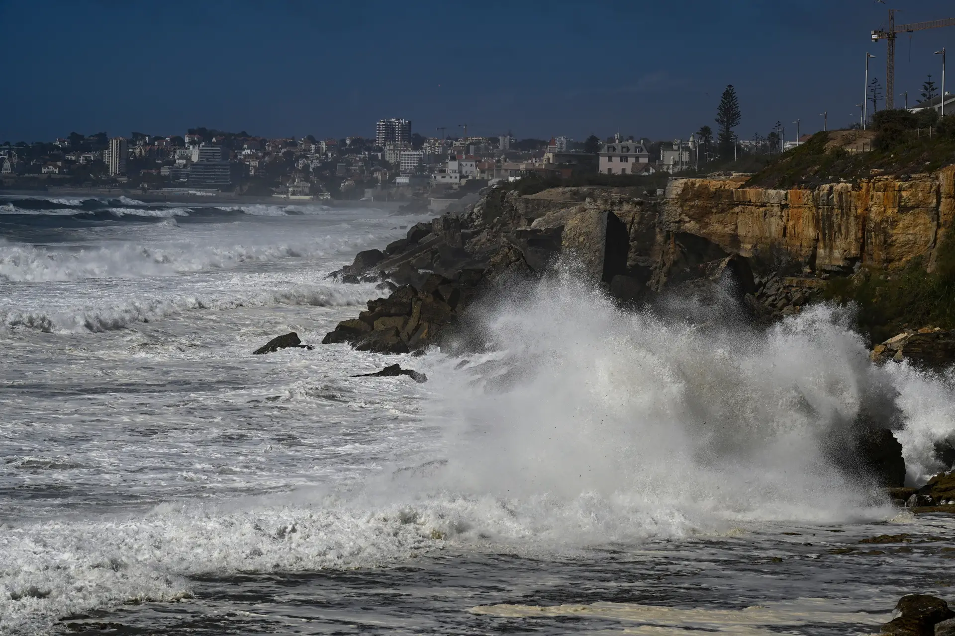 Seis barras fechadas e 10 distritos sob aviso amarelo devido à agitação marítima