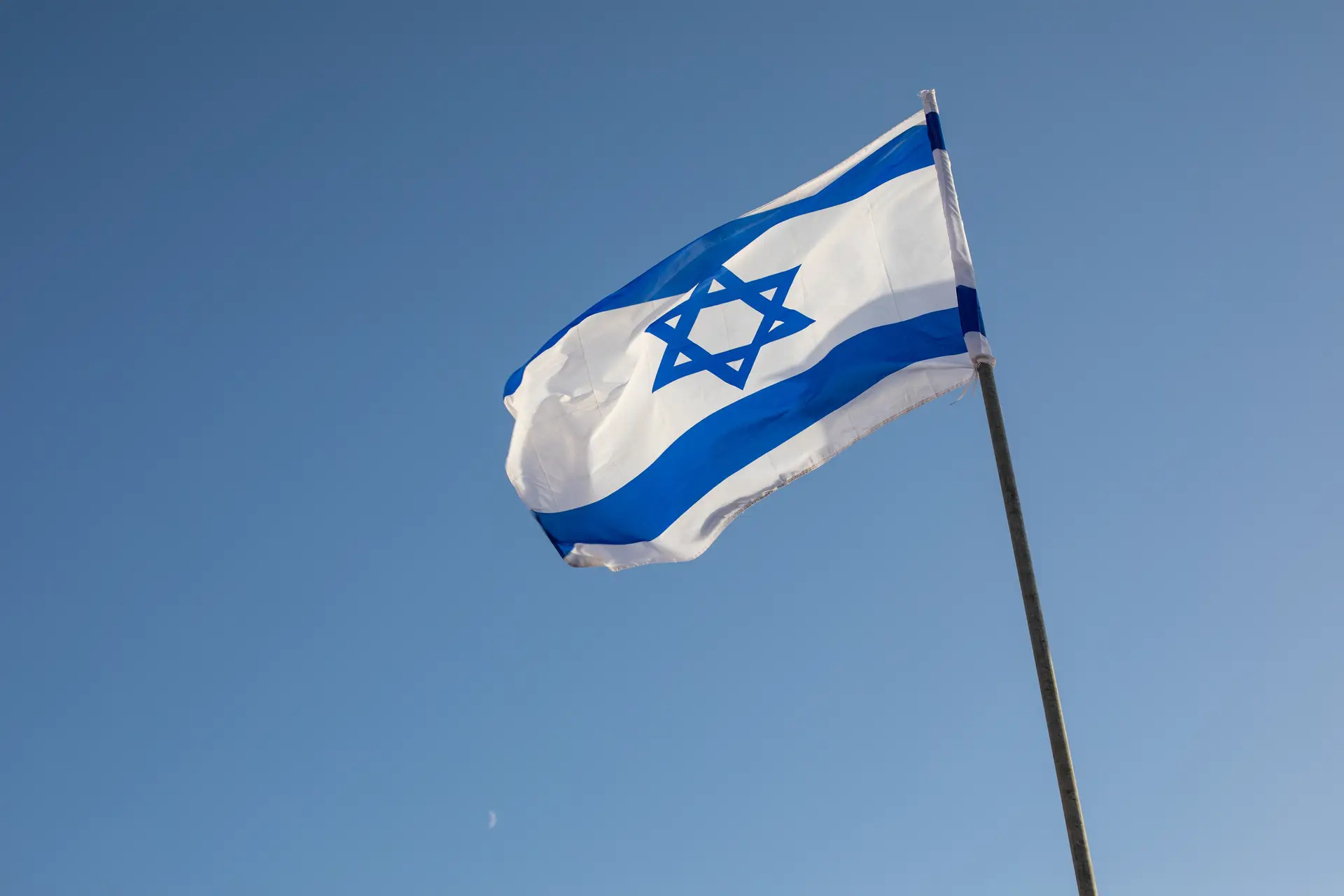 Israel volta a bombardear Hodeida após ataque contra navio