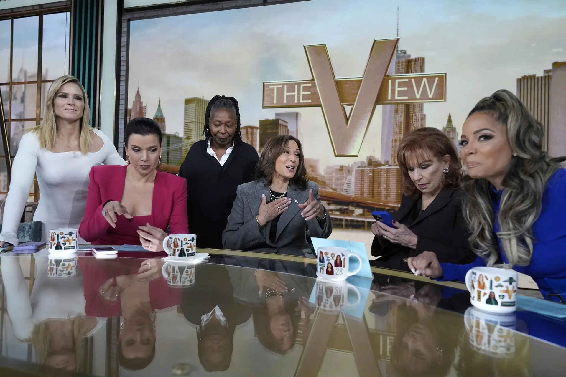 Kamala Harris no The View, com Sara Haines, Ana Navarro, Whoopi Goldberg, Harris, Joy Behar and Sunny Hostin