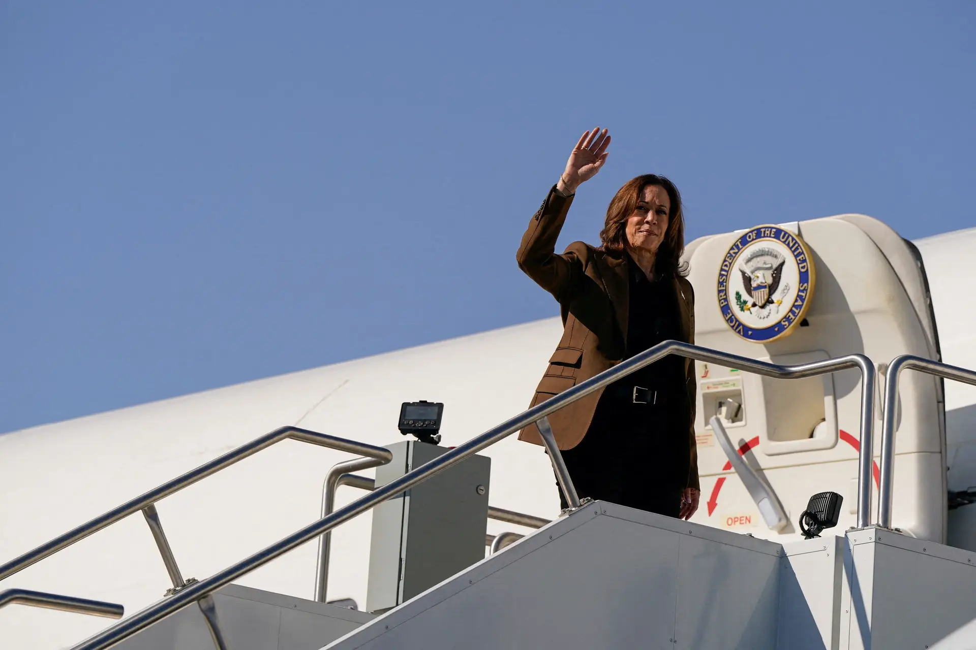 Kamala Harris "tem a força física e mental necessária" para ser presidente