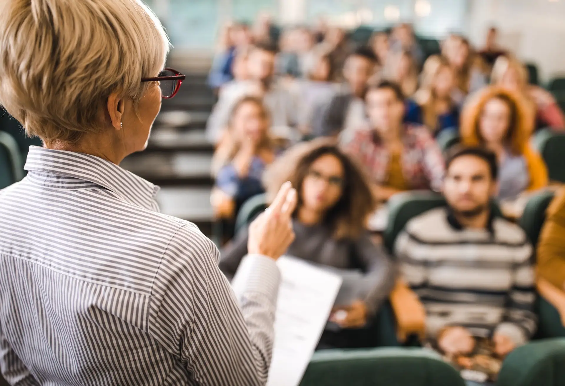 Pós-graduação em Racismo e Xenofobia dada (só) por pessoas brancas gera onda de críticas