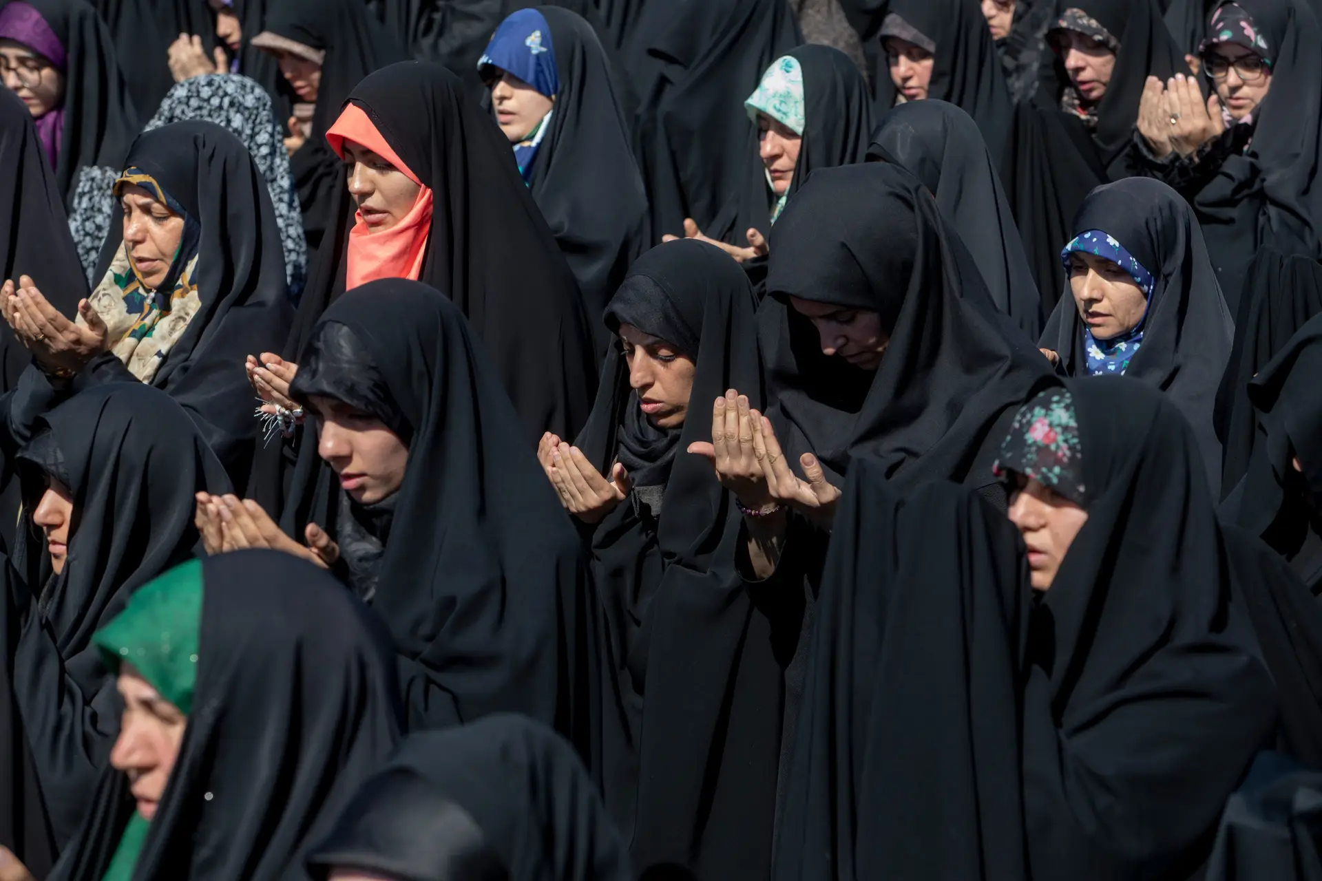 Conselho de Segurança do Irão suspende lei que obrigava mulheres a usar hijab