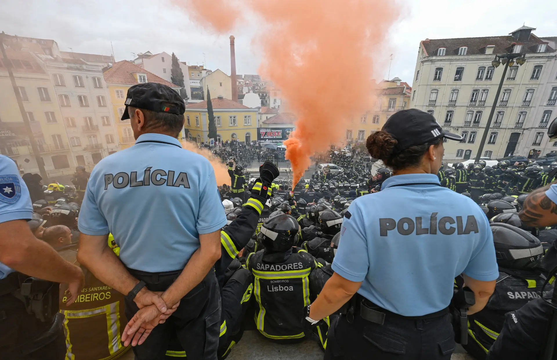 Bombeiros sapadores de Lisboa entregam petição na Assembleia da República
  #ÚltimasNotícias #lisboa