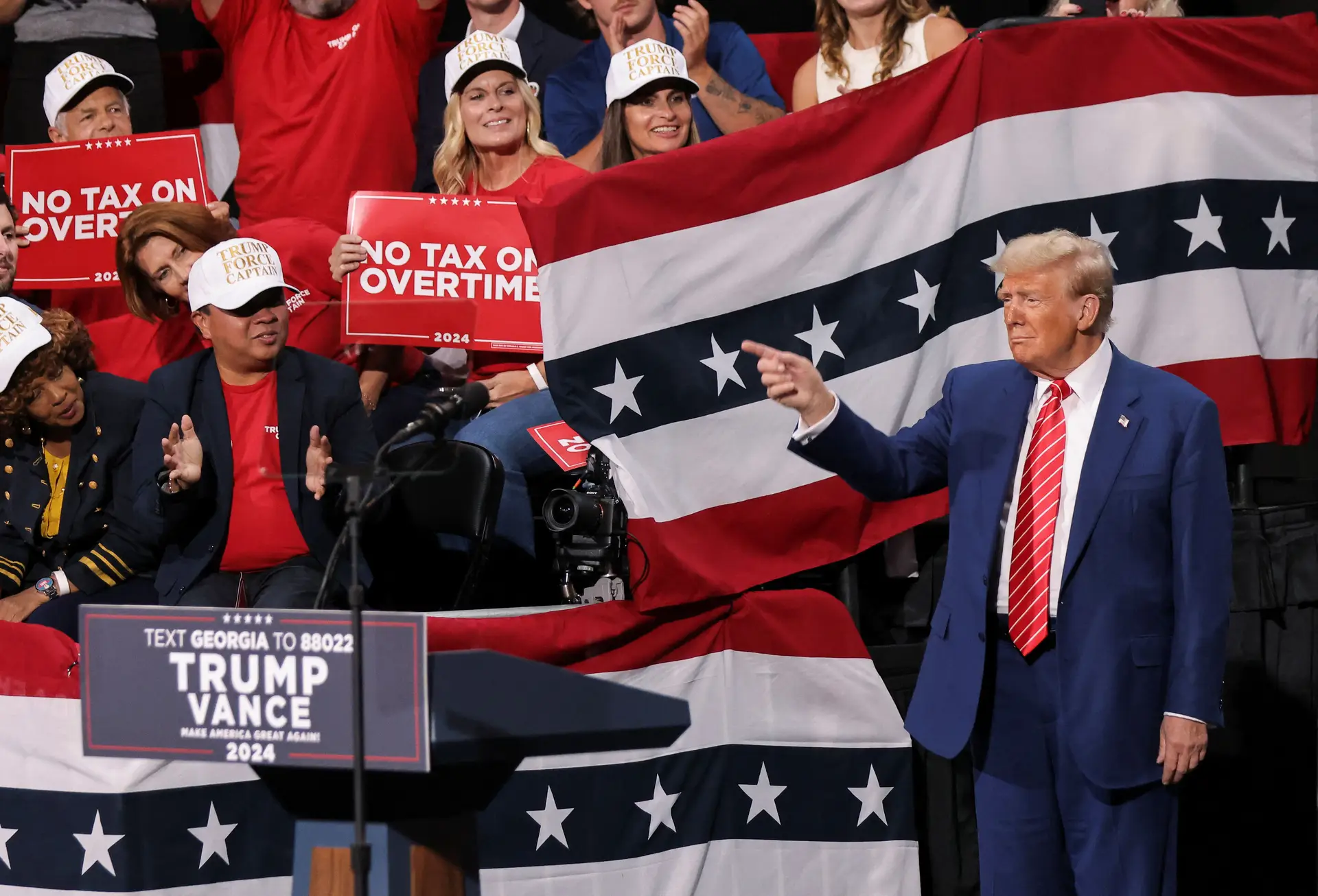 Donald Trump lidera sondagens após primeiros votos em estados decisivos