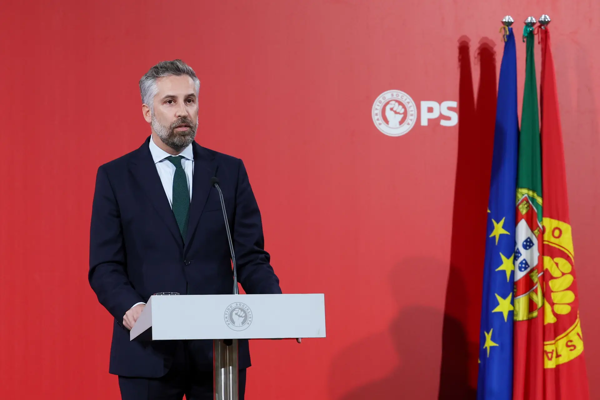 "Governo criou falsas expetativas e fracassou": líder do PS exige a Montenegro que "resolva, em vez de inventar"