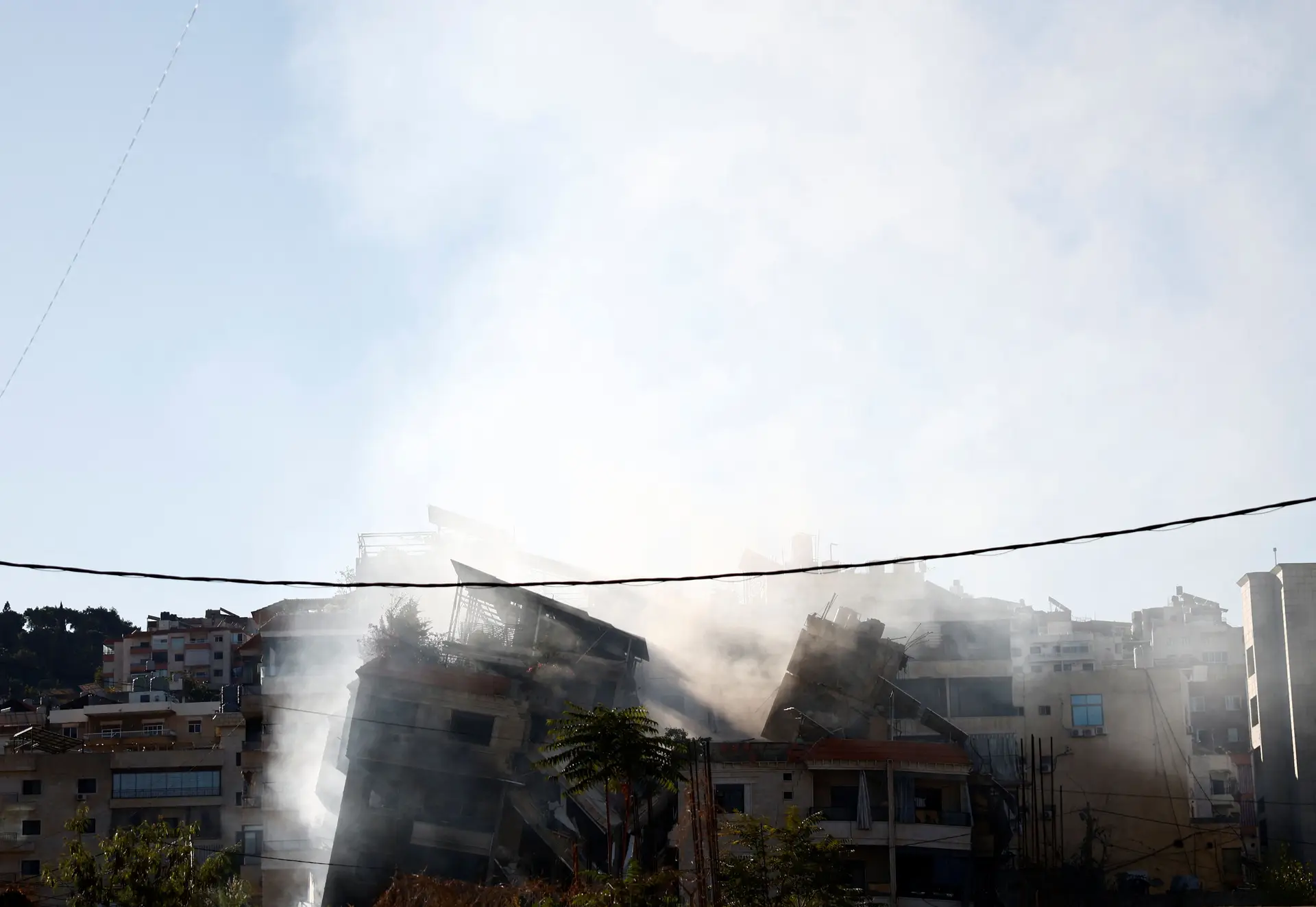 Israel bombardeia alvos do Hezbollah no Líbano, dezenas de mortos em ataque em Gaza