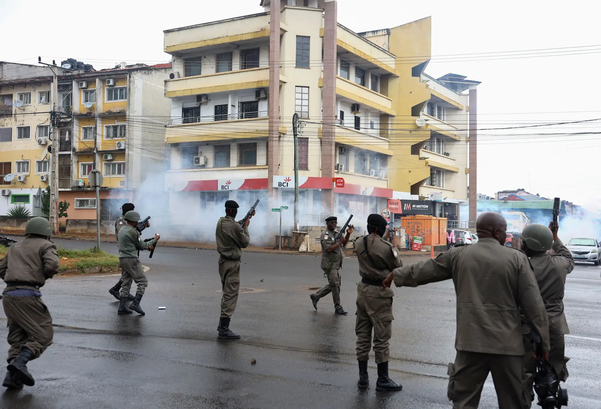 Polícia usa gás lacrimogéneo para dispersar manifestação no centro de Maputo