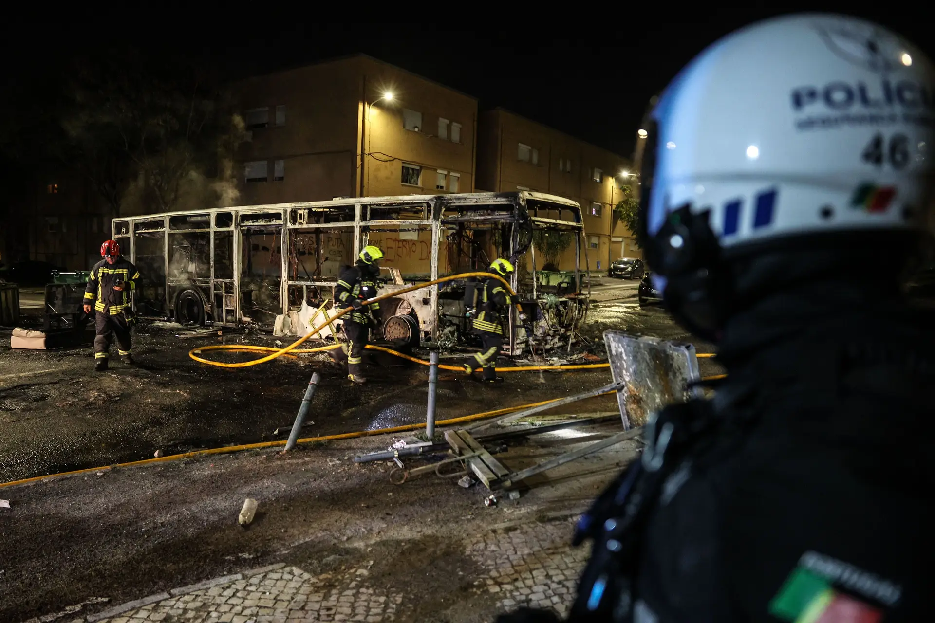 Distúrbios continuam no bairro do Zambujal, na Amadora
  #ÚltimasNotícias #lisboa