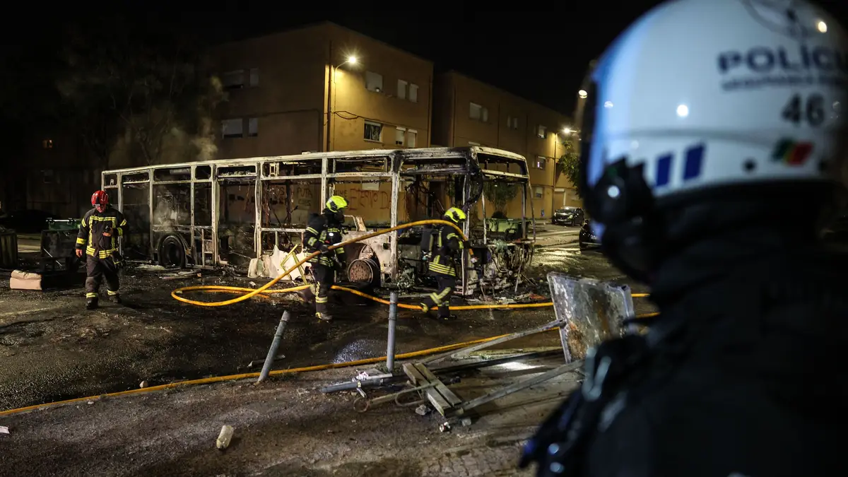 Autocarro incendiado no bairro do Zambujal. 