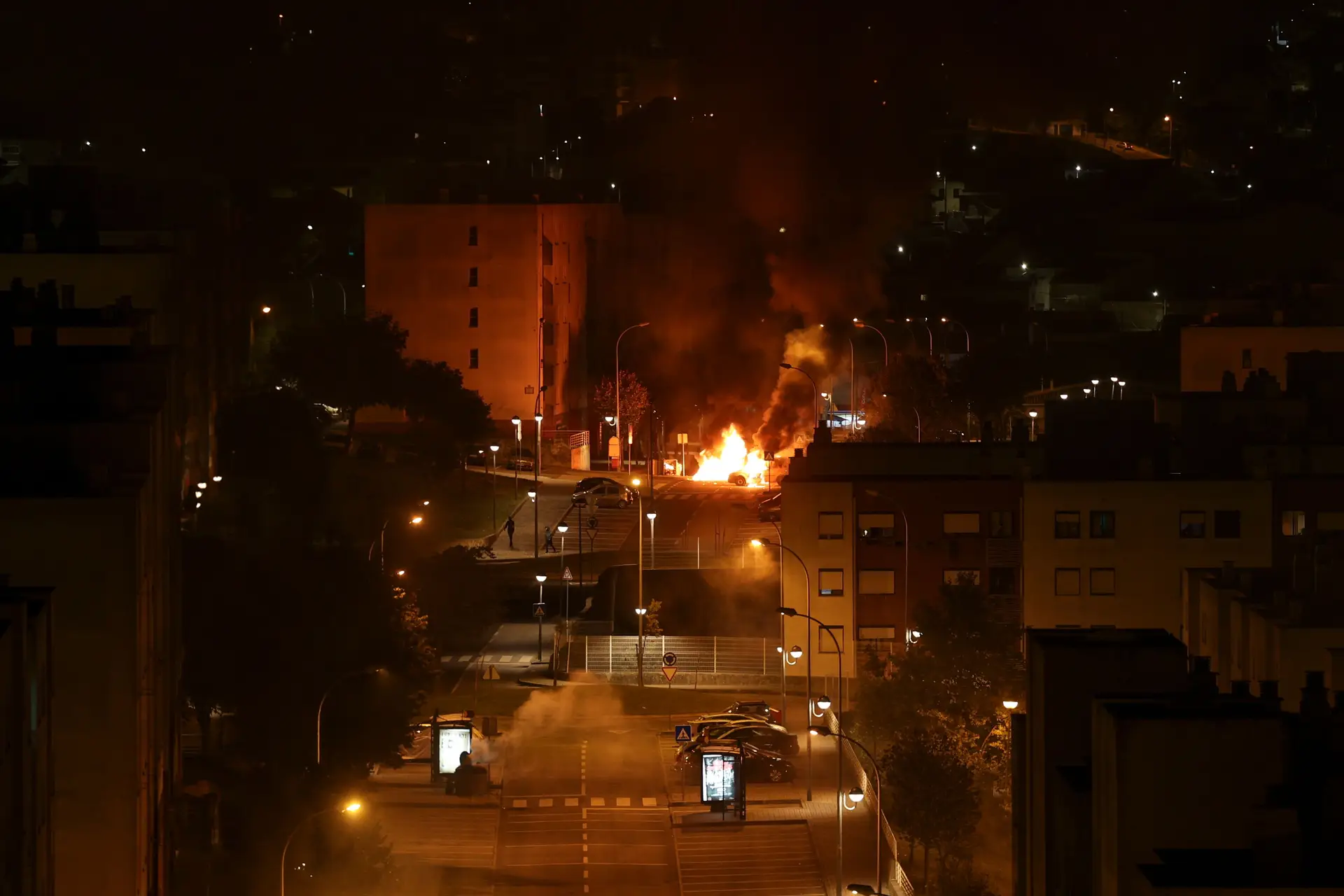 Violência em Lisboa: 18 ocorrências de incêndio e dois carros da polícia apedrejados
  #ÚltimasNotícias #lisboa