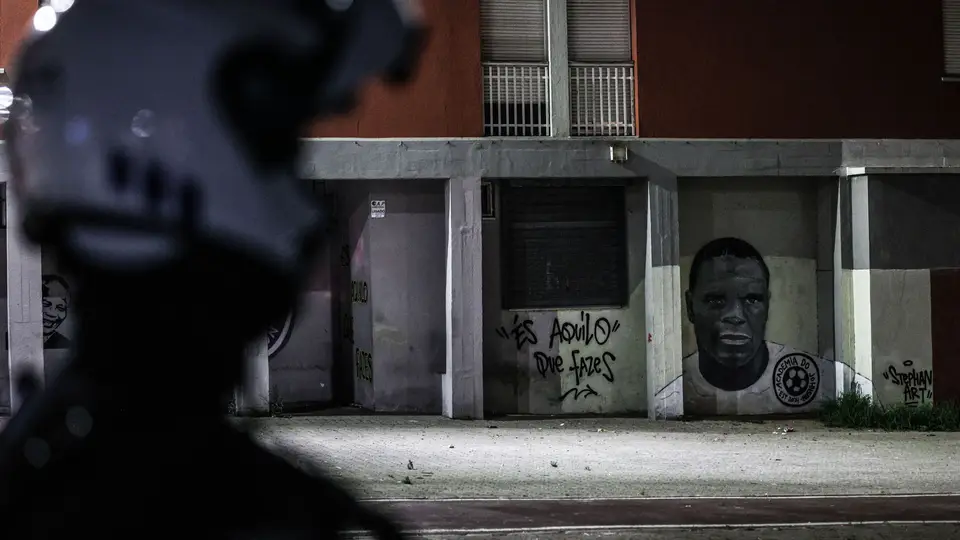 Forças policiais acompanham os protestos dos moradores do bairro do Zambujal terem protestado em reação à morte de um homem por um agente da polícia, na Amadora