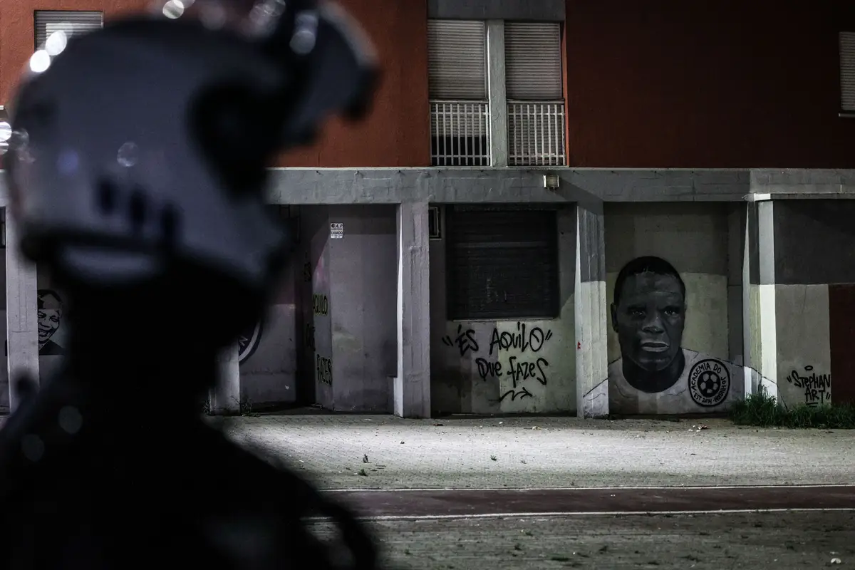 Forças policiais acompanham os protestos dos moradores do bairro do Zambujal terem protestado em reação à morte de um homem por um agente da polícia, na Amadora