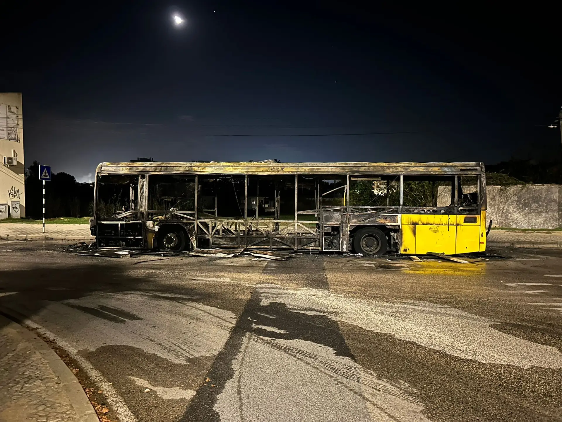 "Grupo organizado" de 20 pessoas responsável por incêndio de autocarro no Seixal, diz autarca