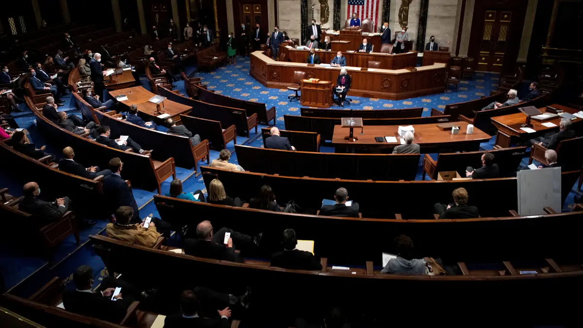 Membros da Câmara participam numa sessão conjunta reconvocada do Congresso para certificar os votos do Colégio Eleitoral das eleições presidenciais de 2020 na Câmara da Câmara em Washington, EUA.