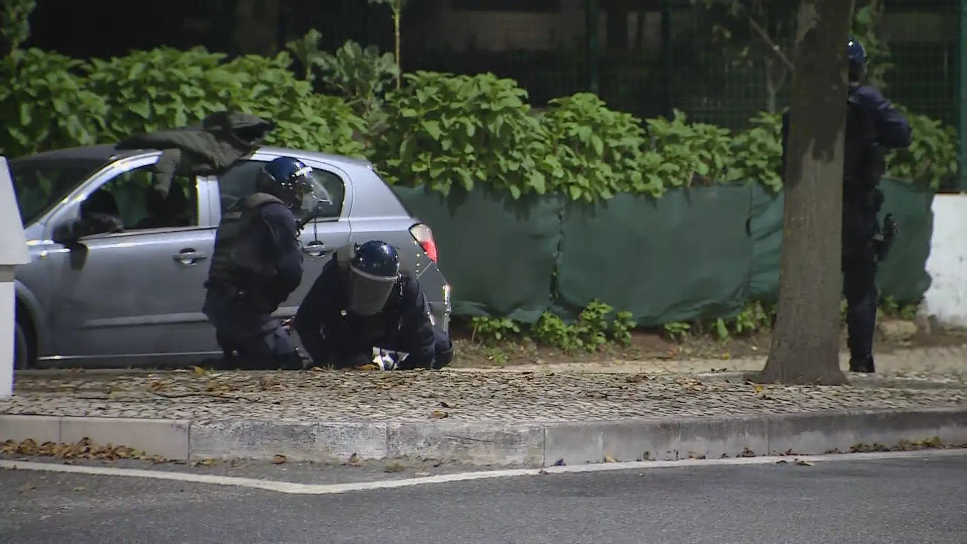 Desacatos em Lisboa: vídeo mostra momento em que motorista é detido pela polícia
  #ÚltimasNotícias #lisboa