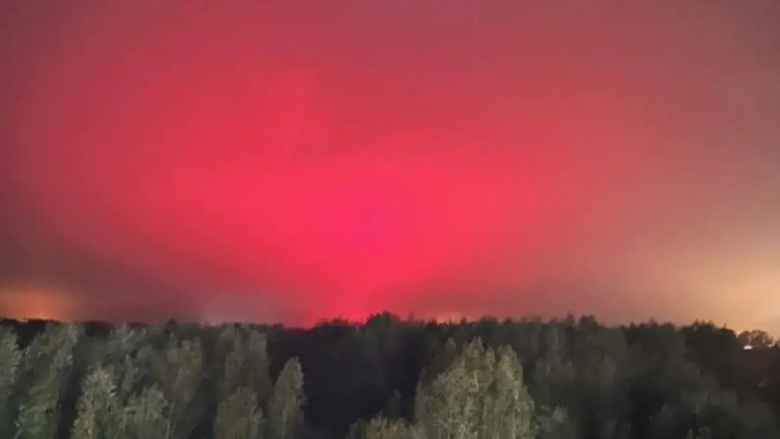 Luzes de fábrica de tomate confundidas com "linda aurora boreal"