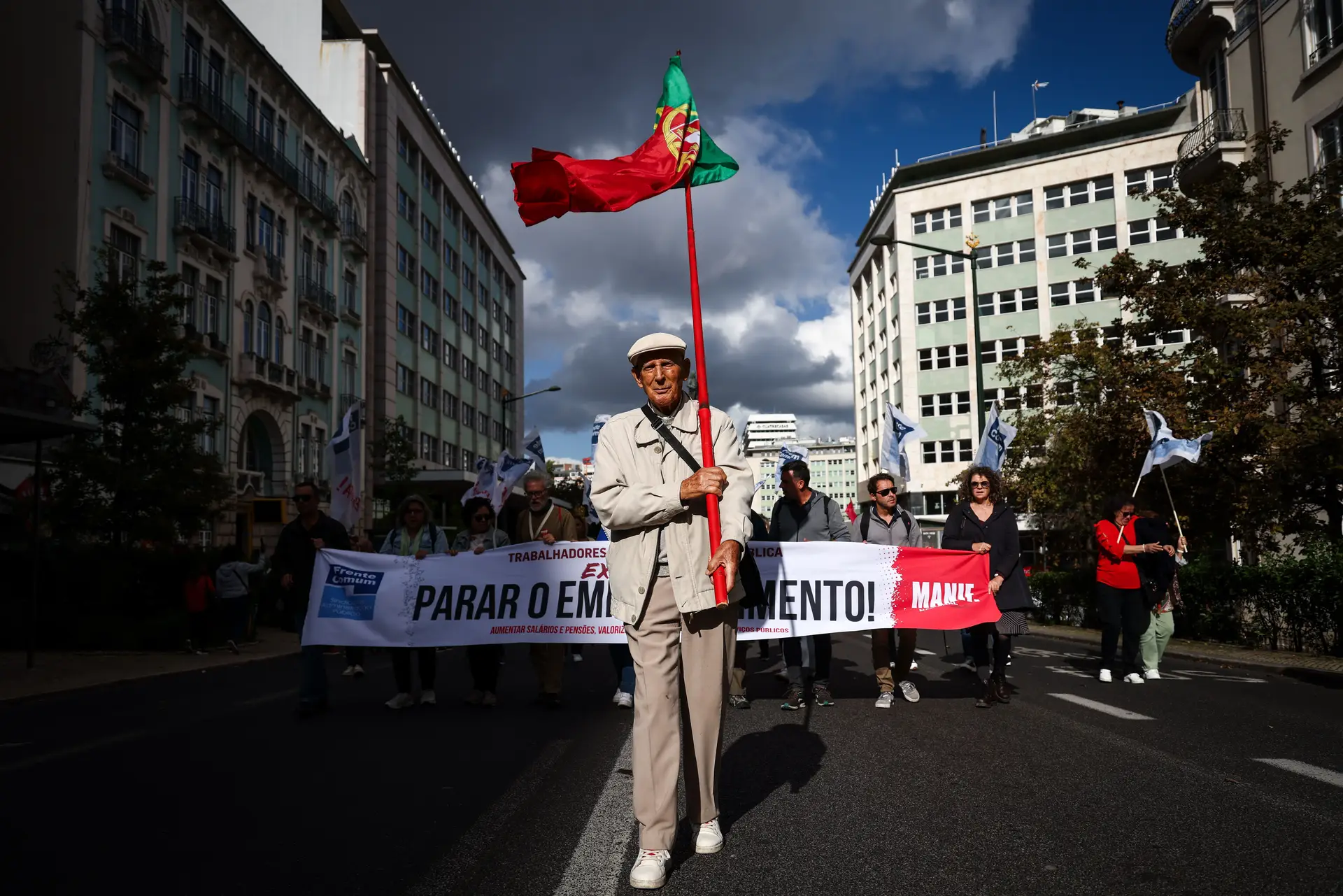 Greve na função pública: manifestação levou 6 mil pessoas às ruas de Lisboa
  #ÚltimasNotícias #lisboa