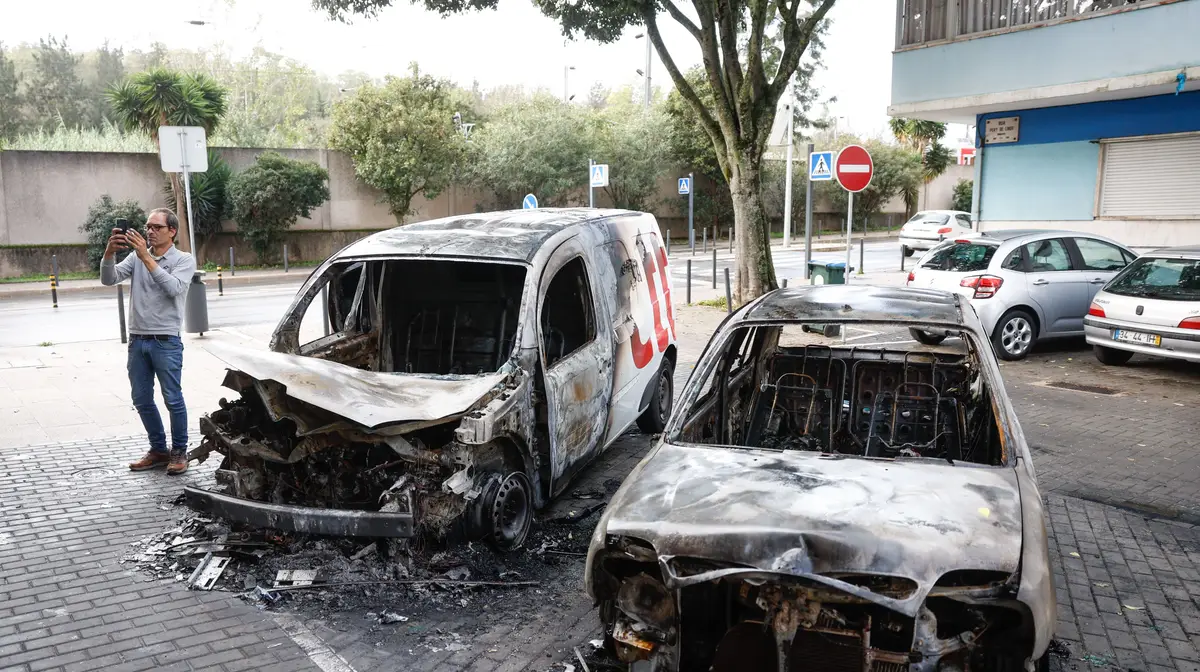 Viaturas incendiadas na madrugada de 26 de outubro no bairro de Benfica, em Lisboa.