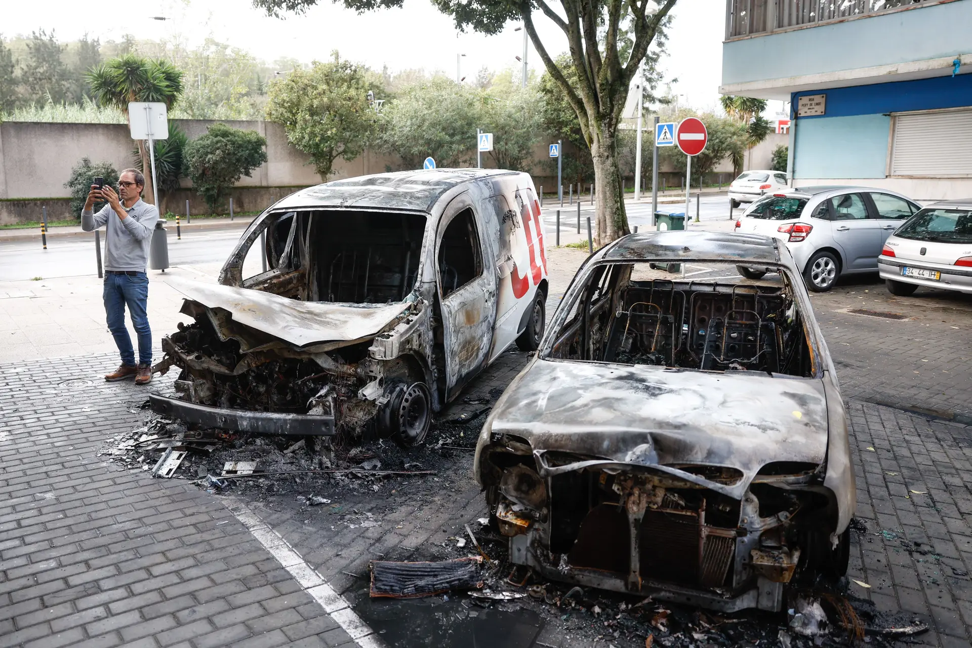 Viaturas incendiadas na madrugada de 26 de outubro no bairro de Benfica, em Lisboa.