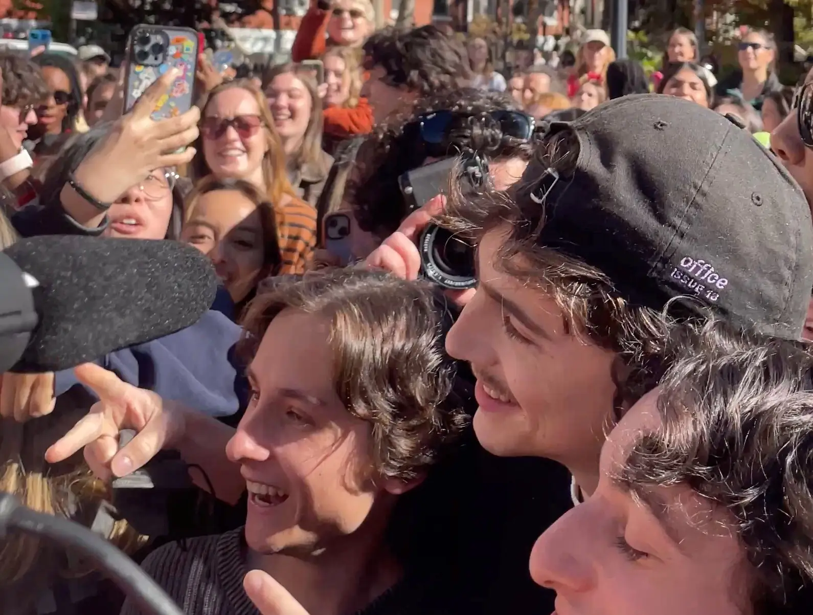 Timothée Chalamet infiltra-se em concurso dos seus próprios sósias