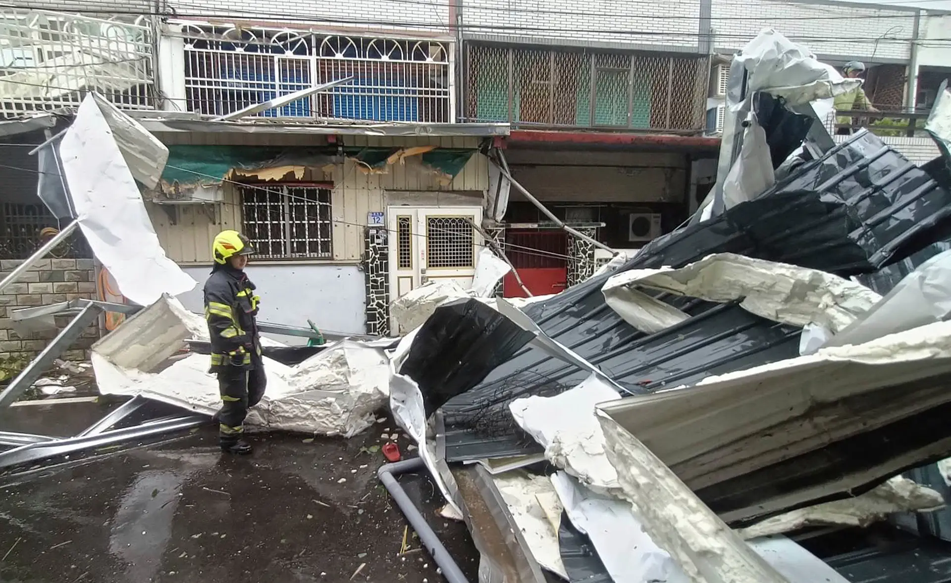 Tufão Kong-rey faz um morto e 73 feridos na chegada a Taiwan