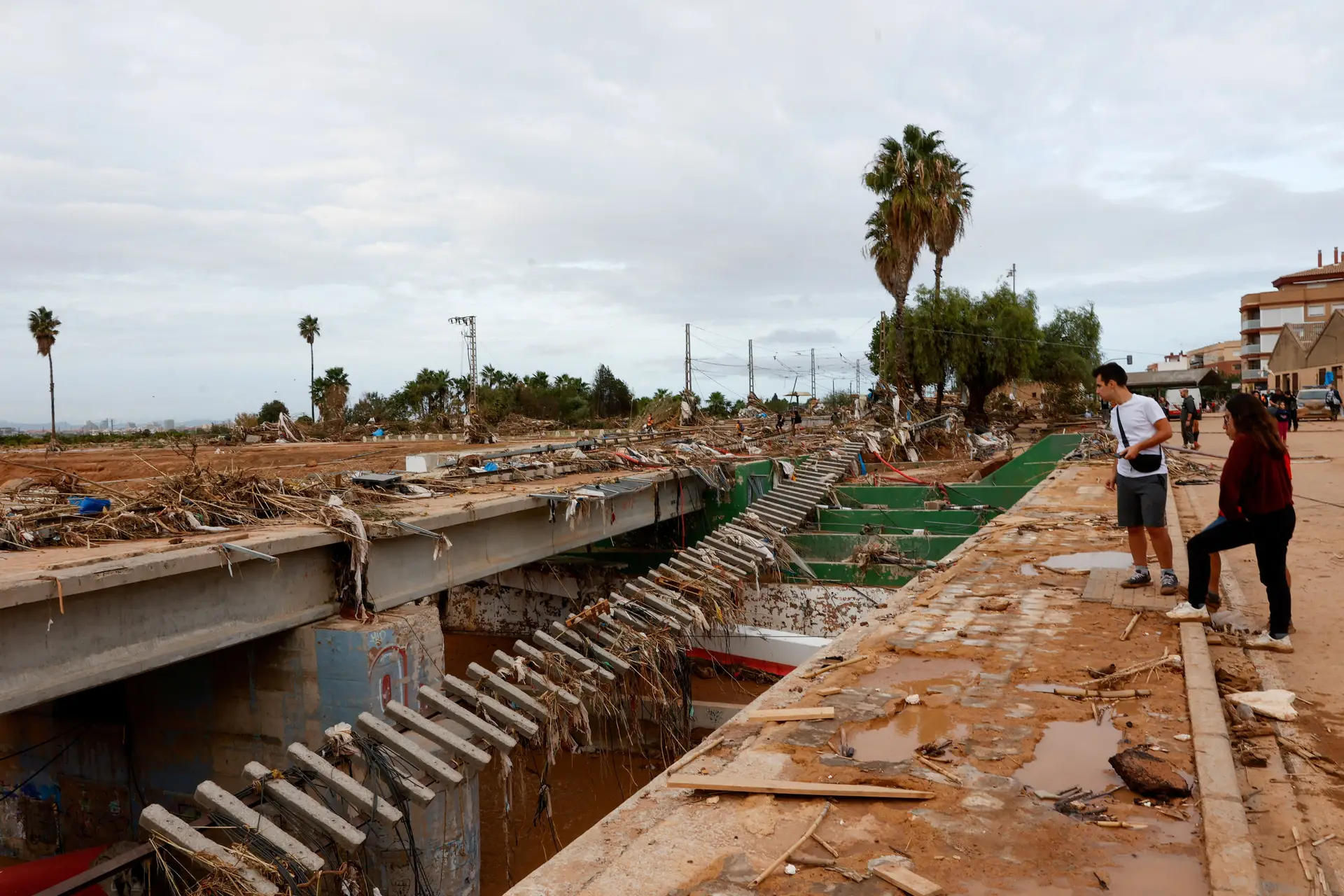 Metro de superfície danificado em Valência, Espanha