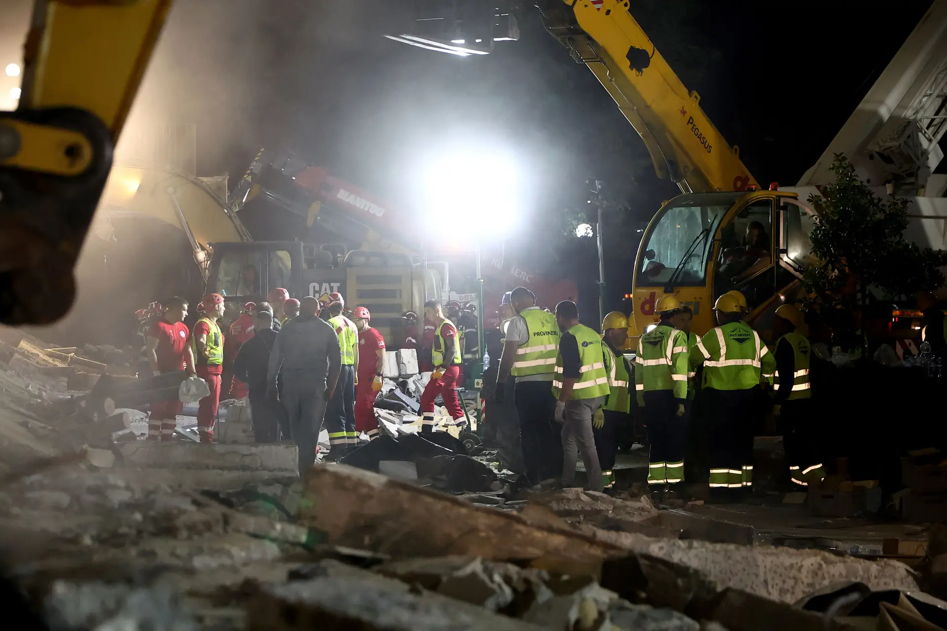 Pelo menos 12 mortos na Sérvia após queda de telhado em estação de comboios 