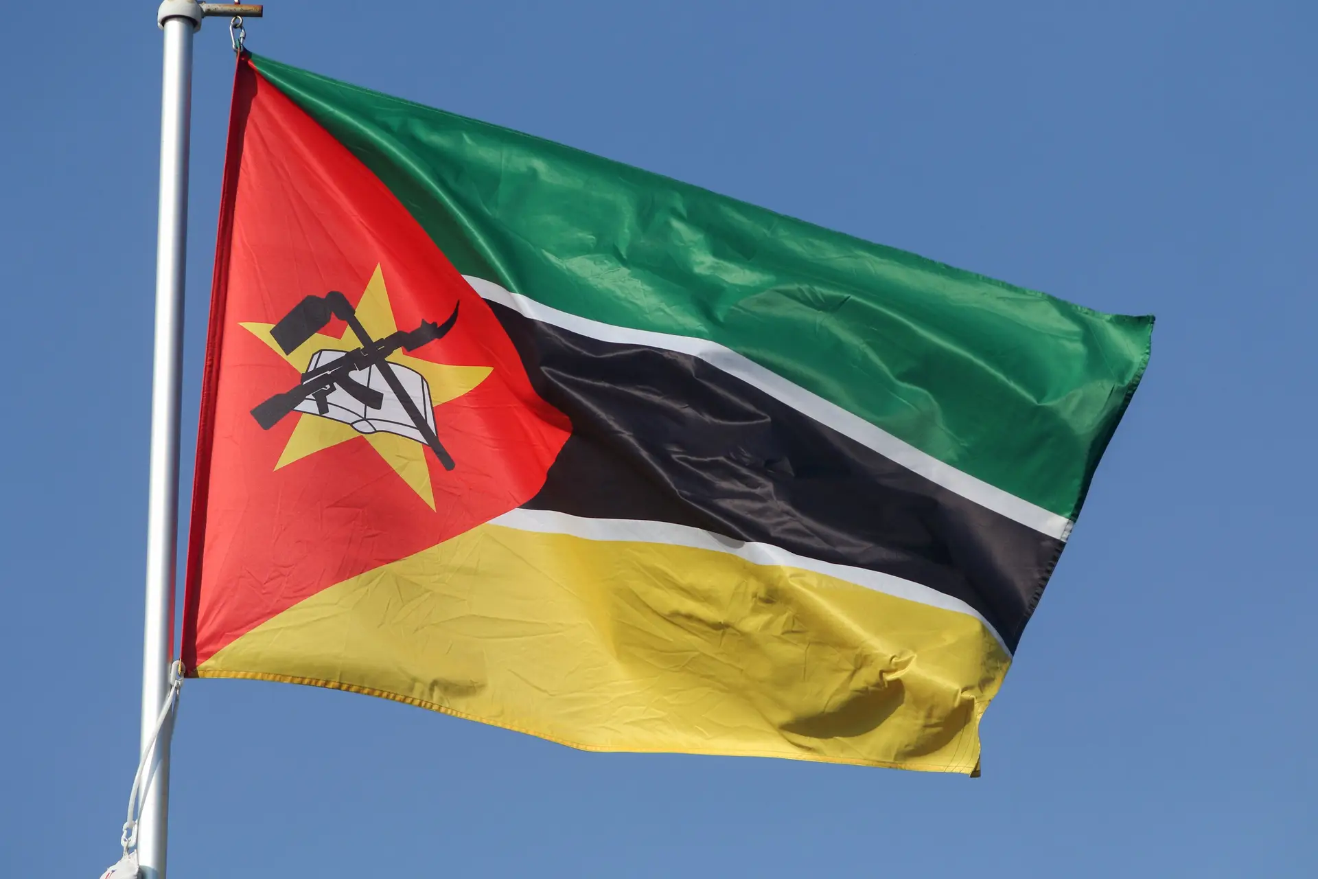 Mais de uma centena manifestam-se em Lisboa a pedir "povo no poder" em Moçambique
