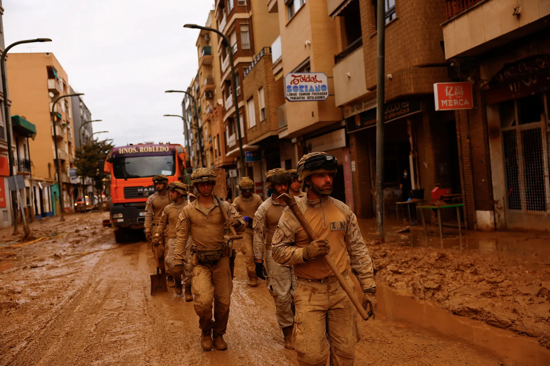 DANA: exército envia mais militares para Valência, oposição pede estado de emergência