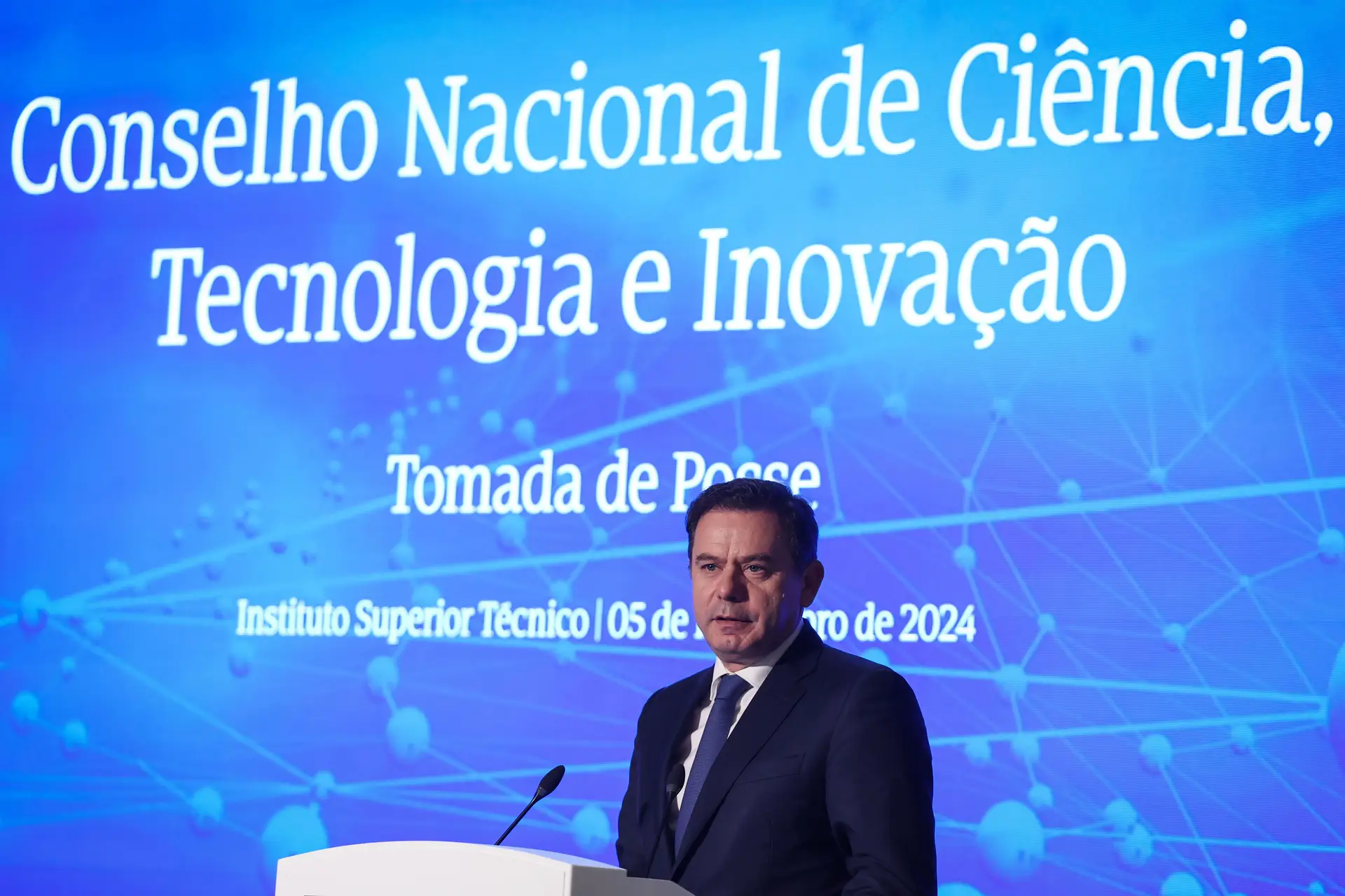 Luís Montenegro entende que é necessário "voltar a ter orgulho" na administração pública
