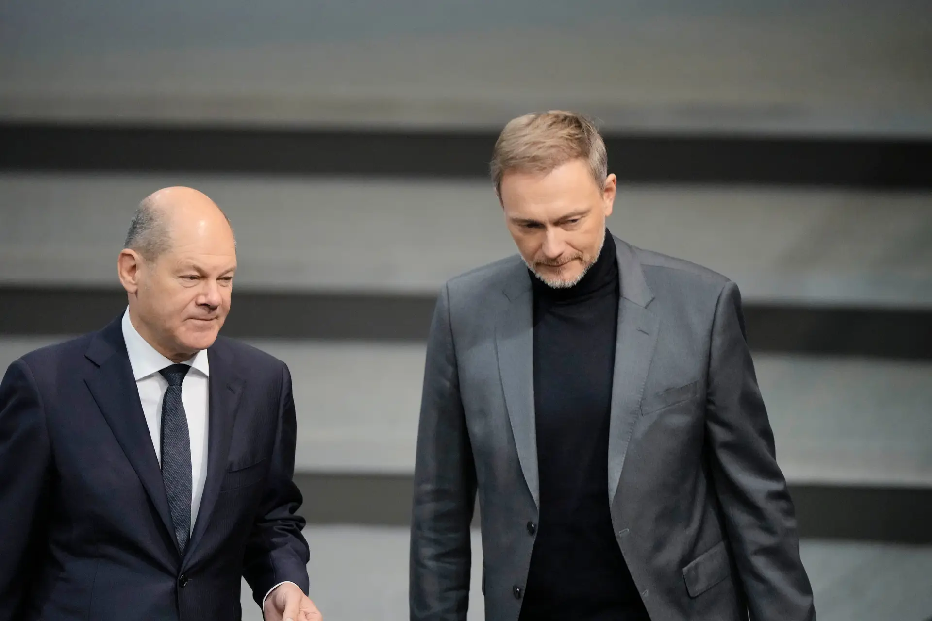 Chanceler alemão Olaf Scholz (à esquerda) e ministro das Finanças Christian Lindner (à direita)