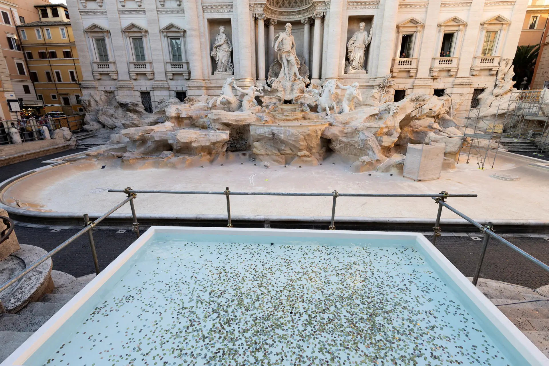 Não há Fontana de Trevi, mas há uma (mini) piscina de Trevi