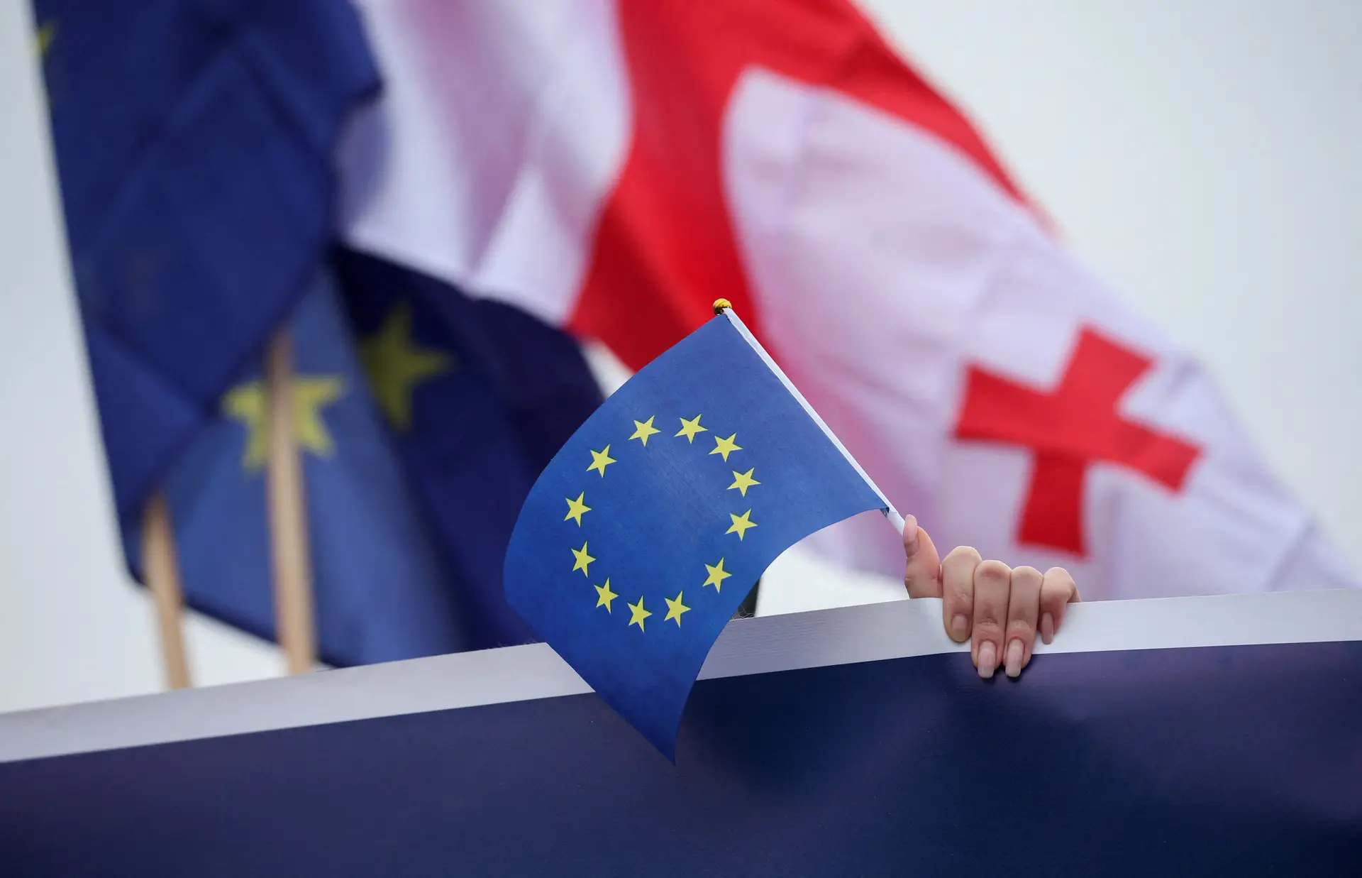 Líderes da UE pedem "investigações rápidas" a irregularidades em eleições na Geórgia